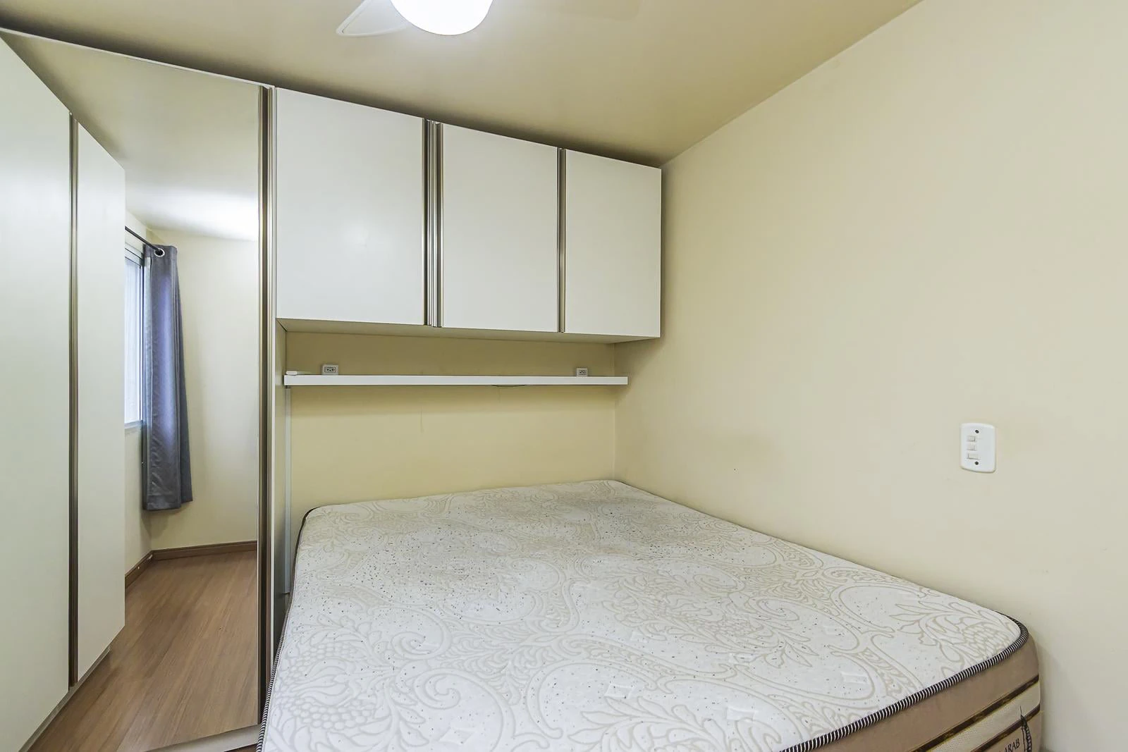 2-bedroom apartment with wood or laminate floors — photo 4