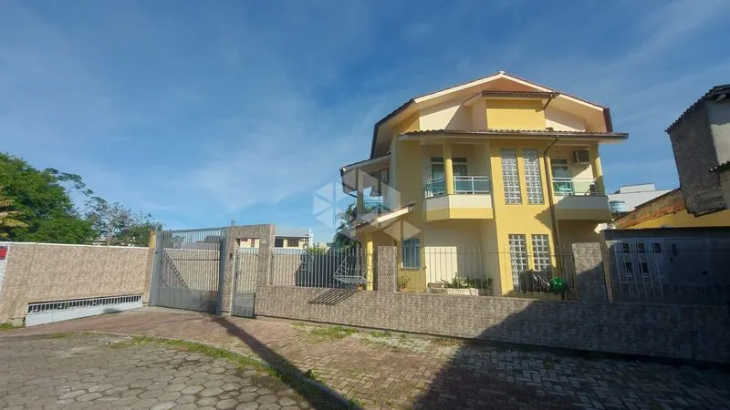 130 m² apartment with 3 bedrooms and a separate kitchen — photo 3