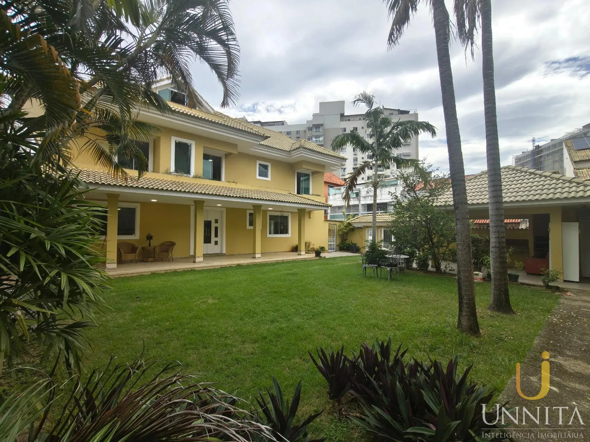 750 m² house with a grill on the balcony and a bathtub — photo 24