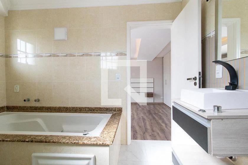 3-bedroom house with a glass-enclosed balcony — photo 37