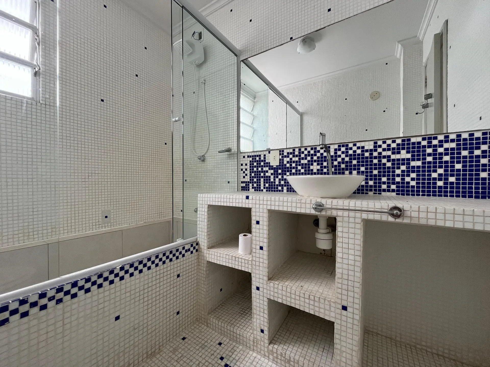 Bathtub in a 2-bedroom apartment, 170 m² — photo 20