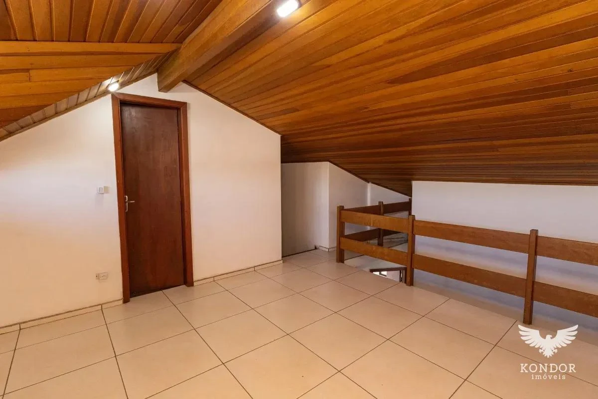 Walk-in closet in a 3-bedroom house, 184 m² — photo 38
