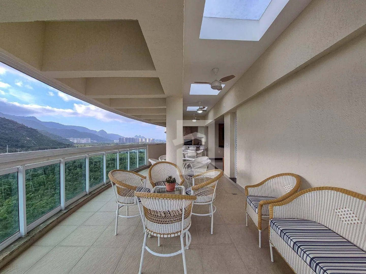 Furnished 235 m² apartment with 4 bedrooms — photo 4