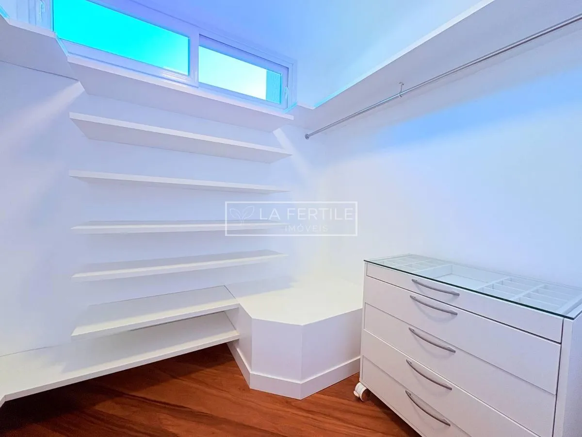 Будинок на 5 спалень із 2 ванними при кімнаті, 400 м² — photo 28