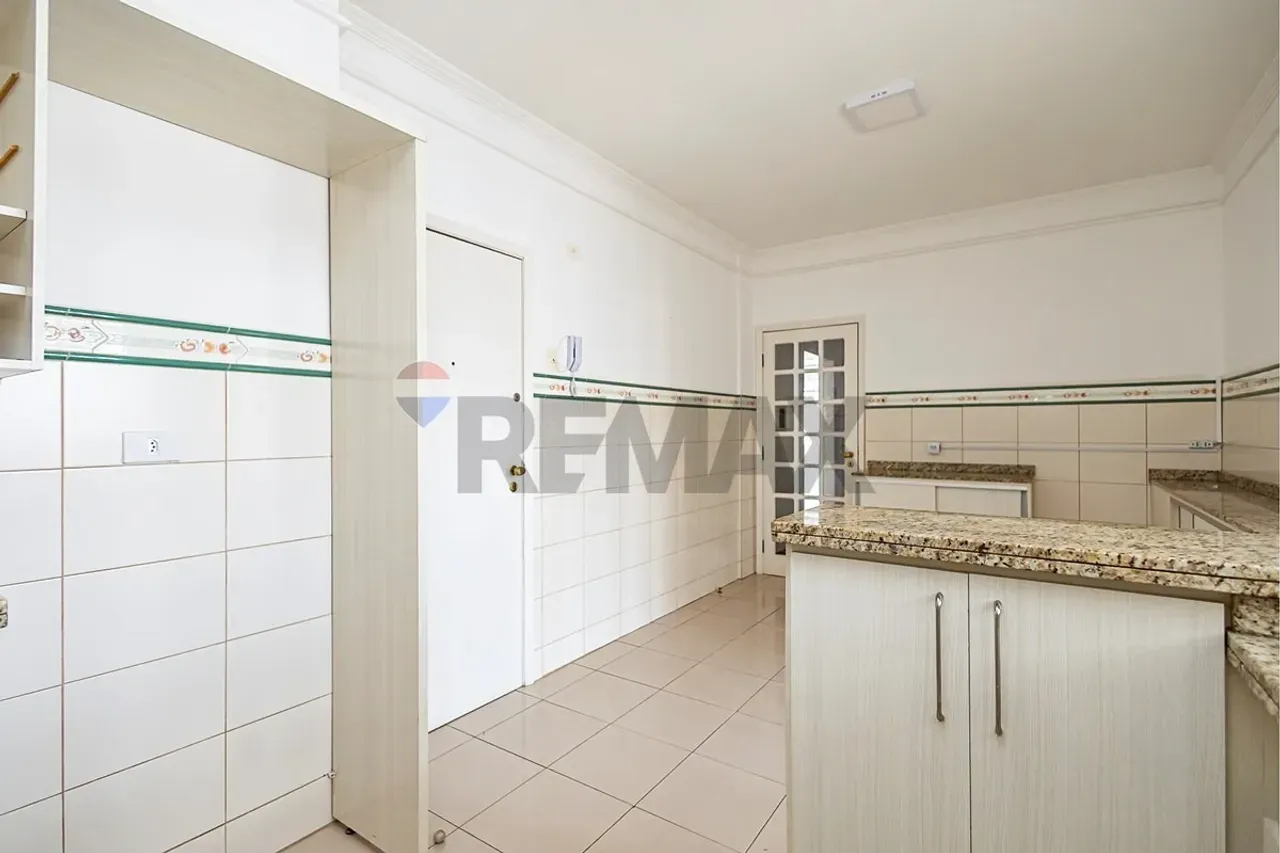 Home office in a 3-bedroom apartment, 181 m² — photo 9