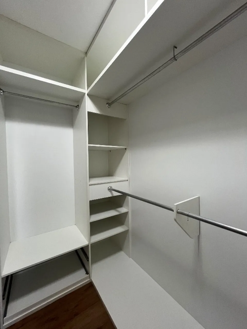 4-bedroom apartment with a walk-in closet — photo 13
