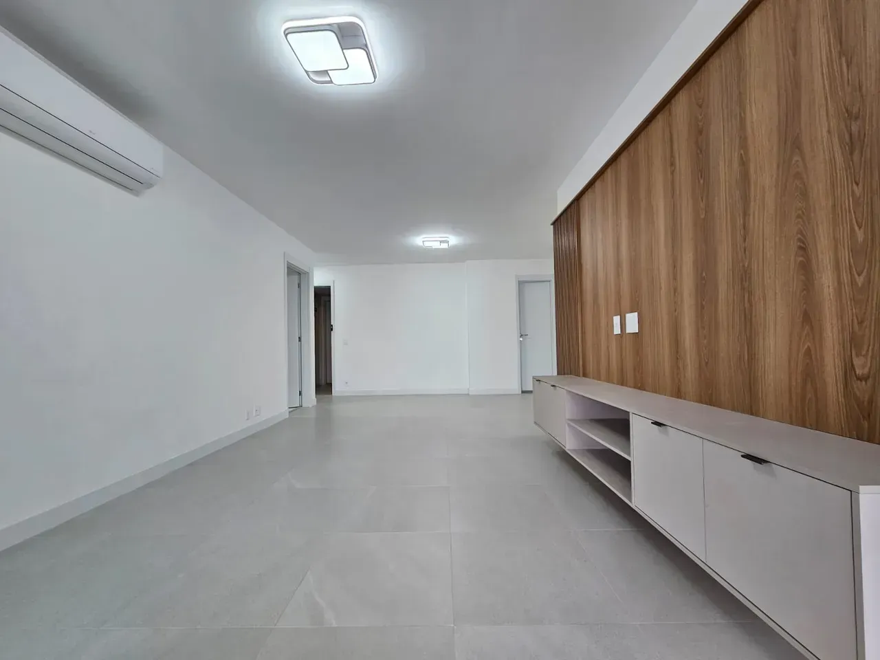 4-bedroom apartment in a building with a gym