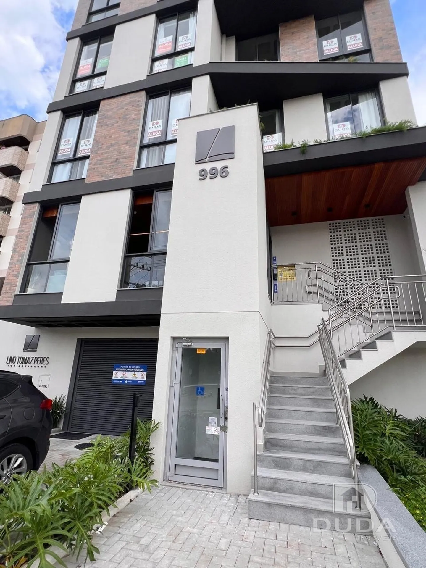Furnished 1-bedroom apartment with balcony grill — photo 37