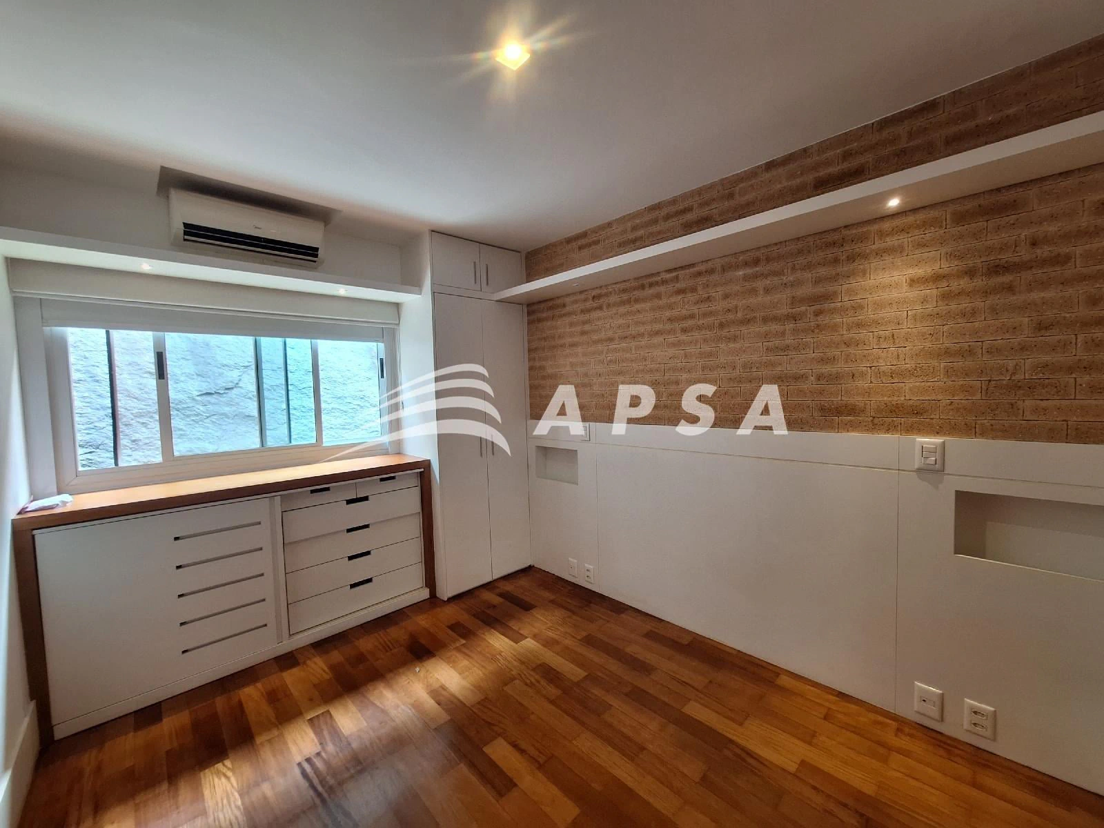 Balcony with a grill in a 2-bedroom apartment, 98 m² — photo 4
