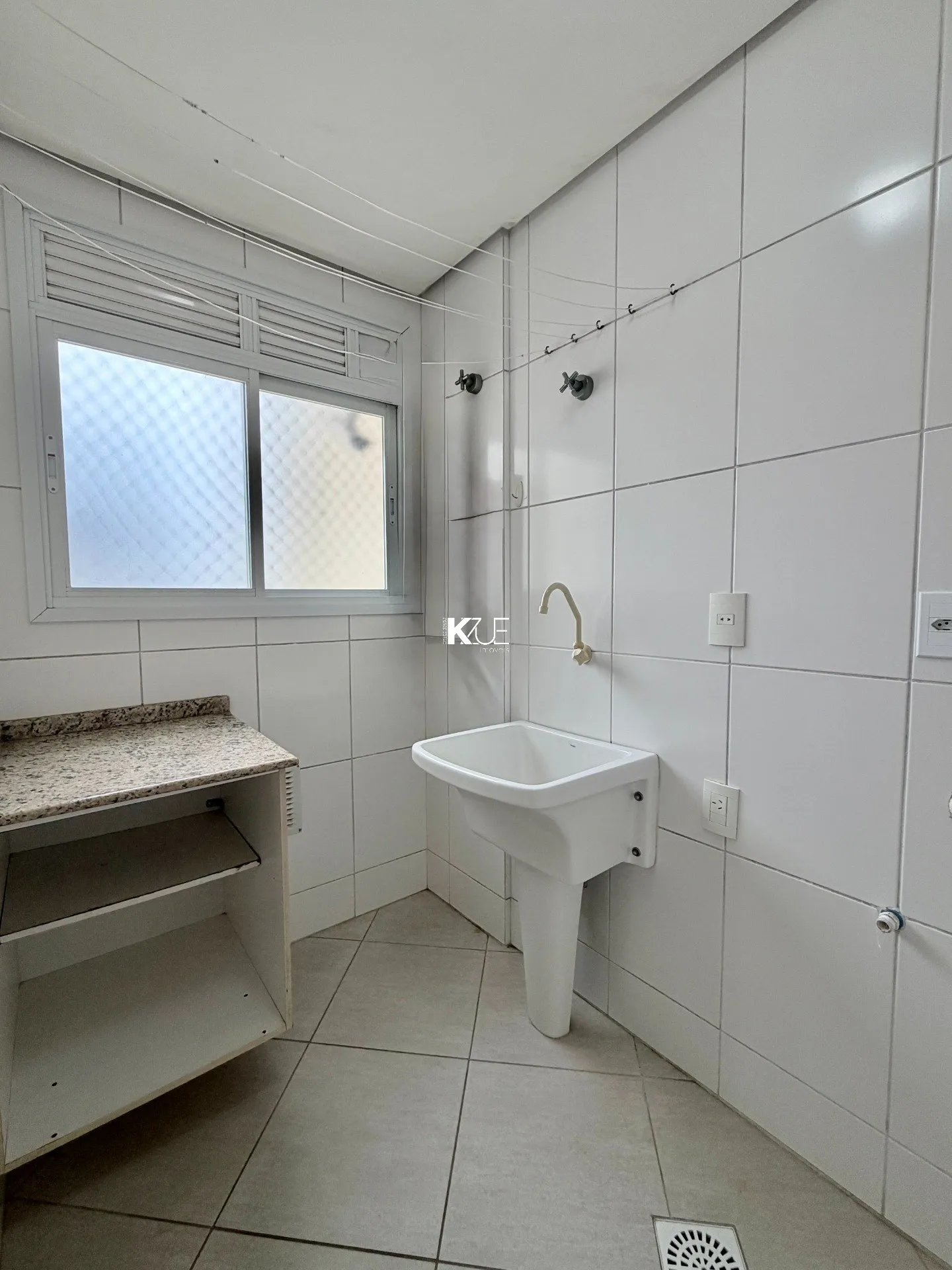 Balcony with a grill in a 2-bedroom apartment, 83 m² — photo 19