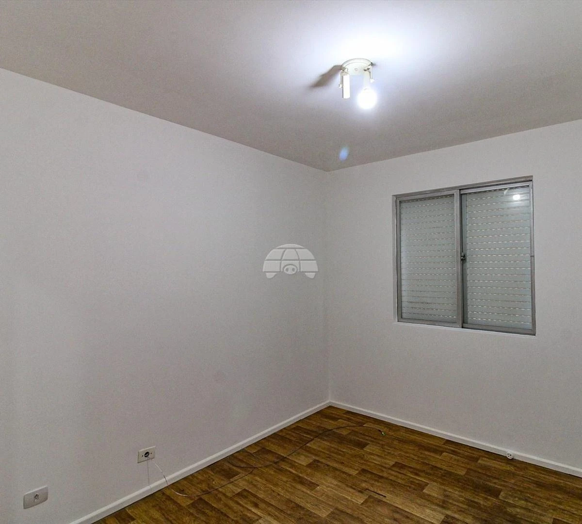 3-bedroom apartment with wood or laminate floors — photo 12