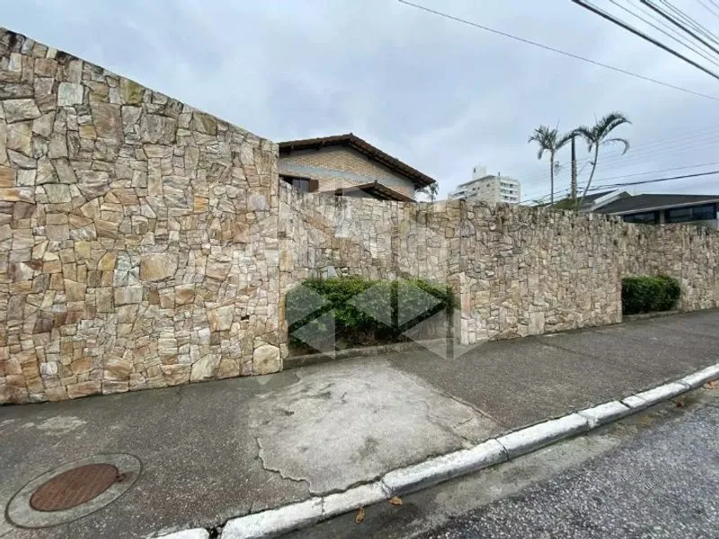 365 m² house with 7 bedrooms and a fireplace — photo 2