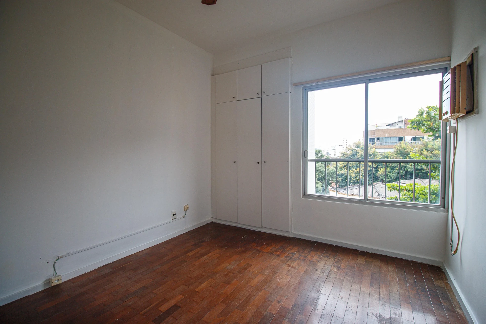 Unfurnished 2-bedroom apartment with 3 bathrooms — photo 3