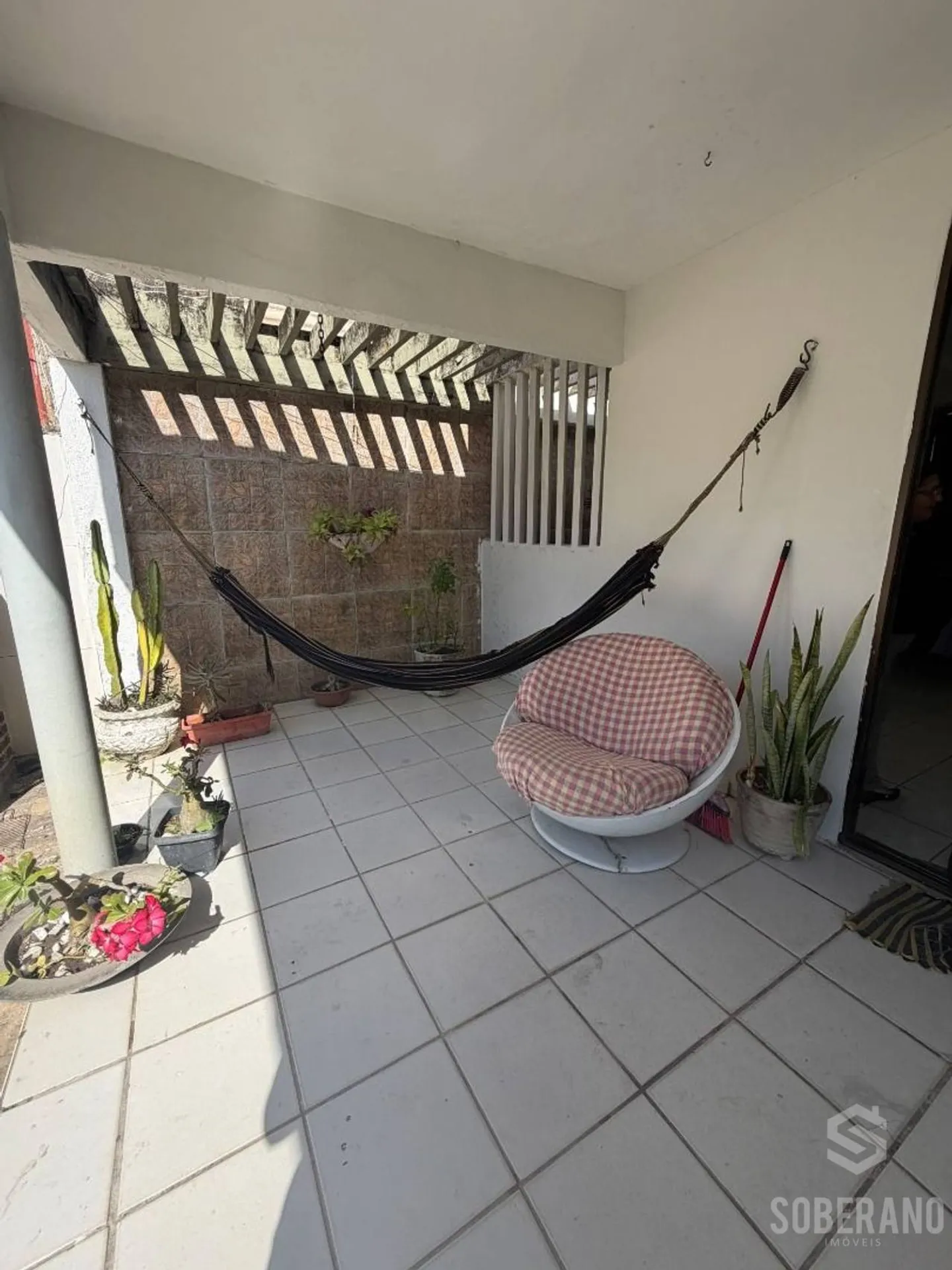 Balcony with a grill in a 6-bedroom house, 360 m² — photo 5