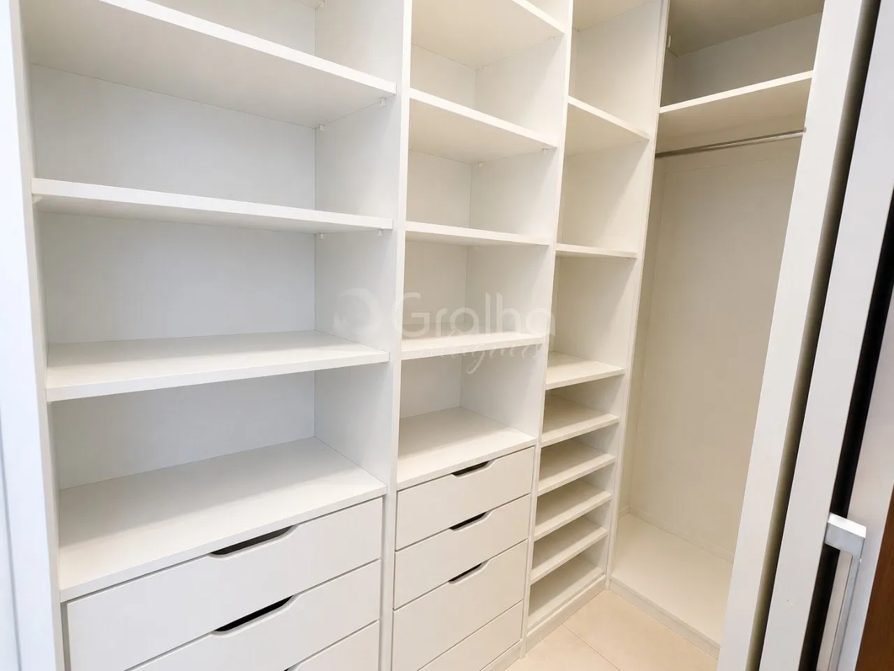 Furnished 3-bedroom apartment with an open-plan kitchen — photo 32