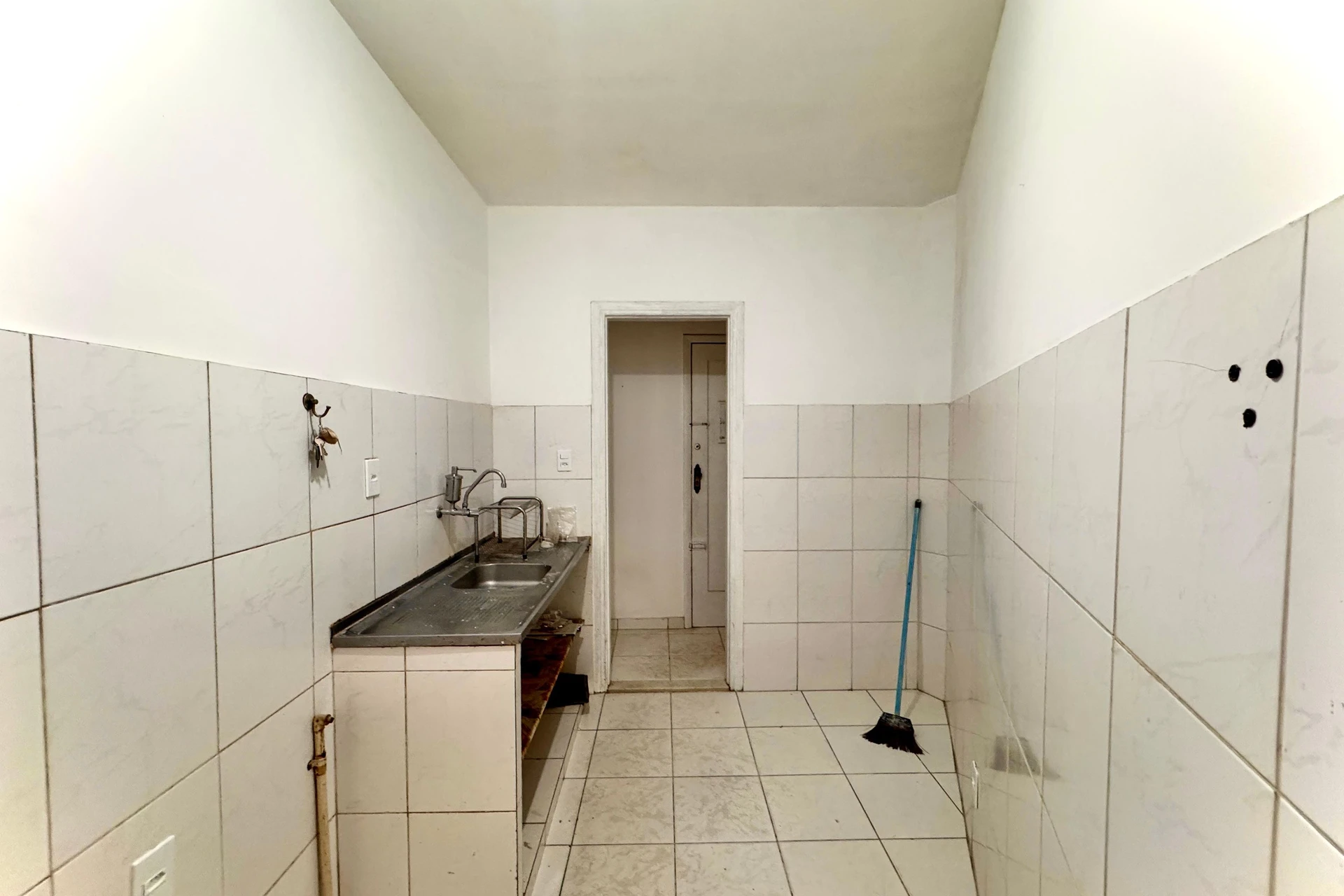 Невмебльована квартира з 3 спальнями і балконом — photo 27