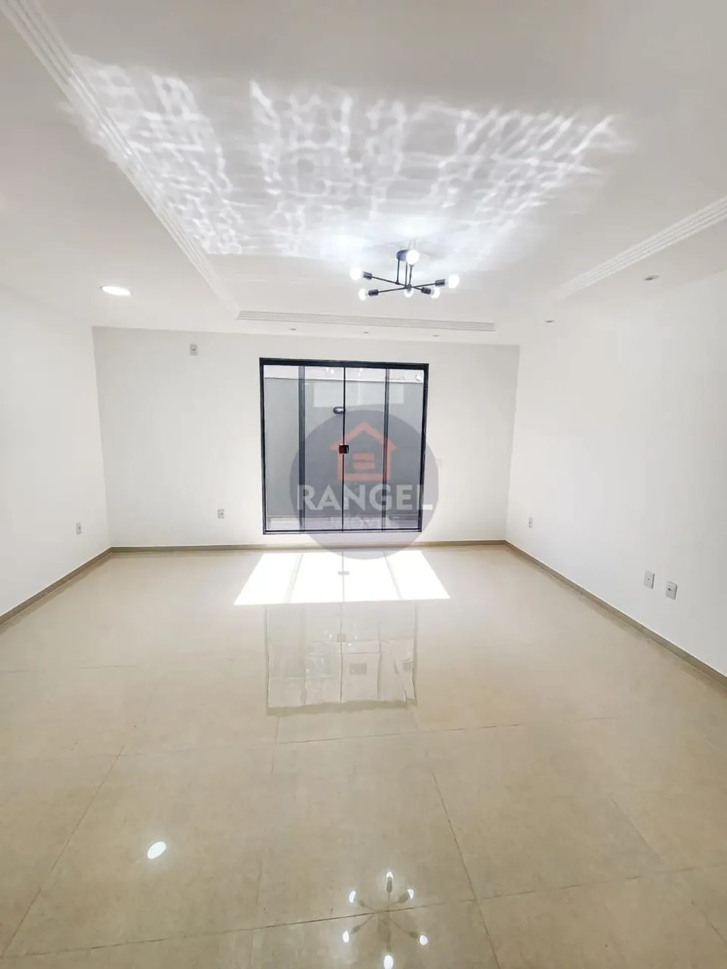 Balcony with a grill in a 3-bedroom house, 200 m² — photo 4
