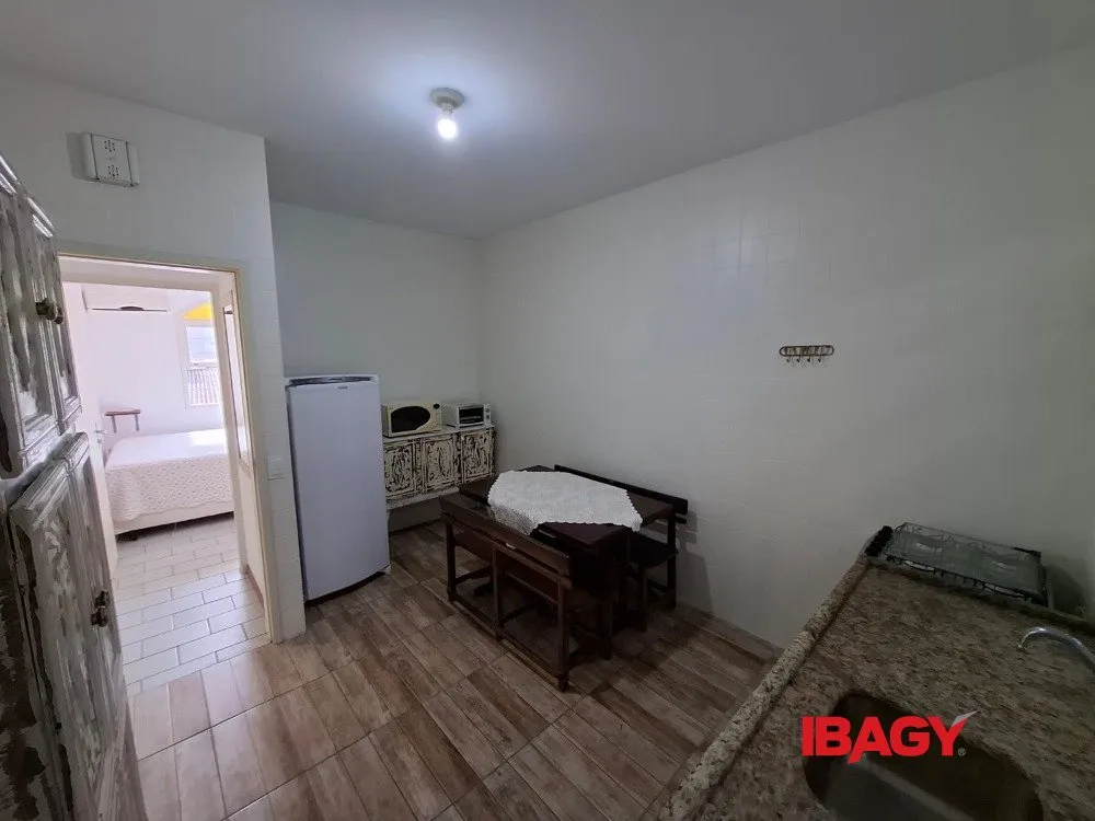3-bedroom house with 1 bathroom and a gas kitchen — photo 9