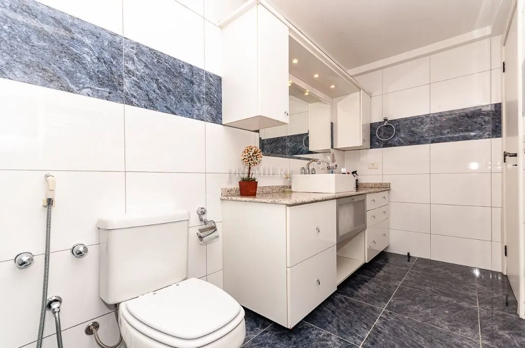 Furnished house with 4 bedrooms across 1167 m² and 8 spots — photo 77