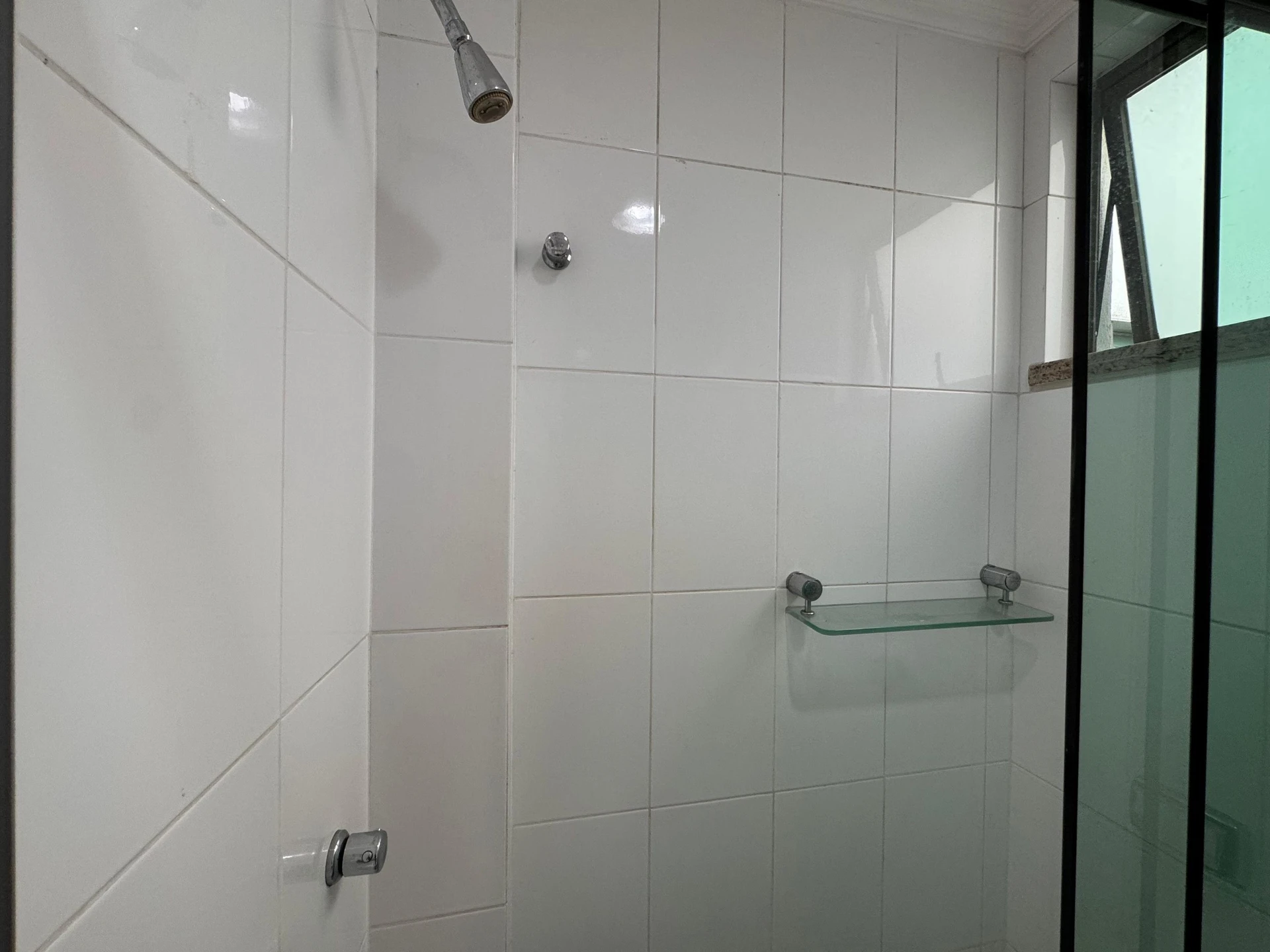 Unfurnished 3-bedroom apartment with a glassed balcony — photo 25