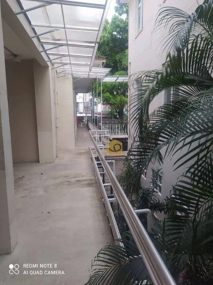 Casa com 2 dormitórios e piso de madeira na sala — photo 28