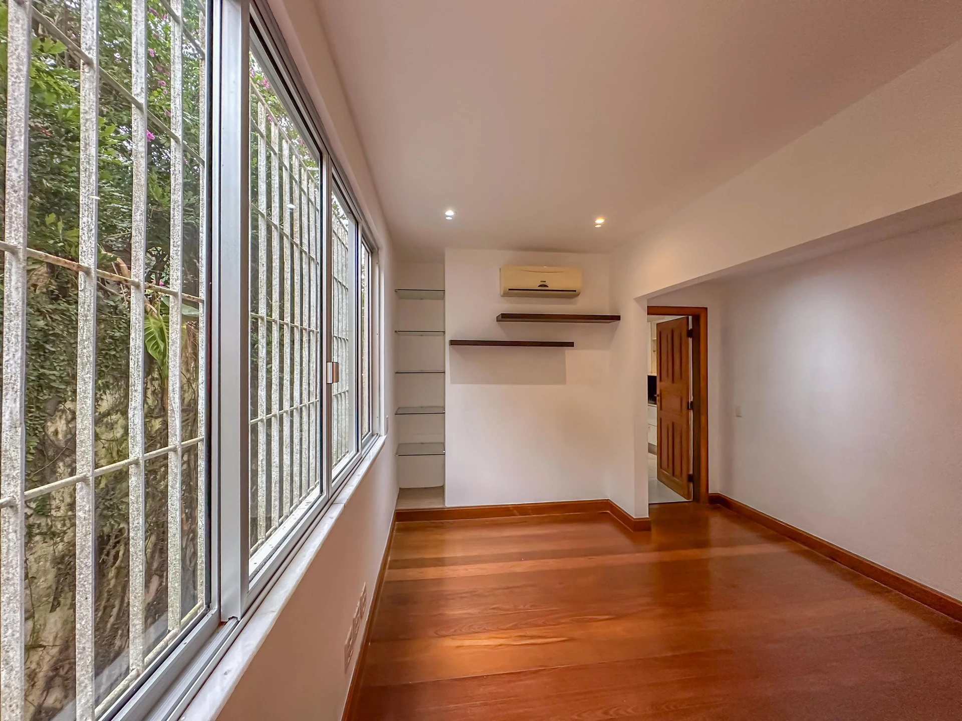 Apartment, 275 m², with a glass-enclosed balcony — photo 13
