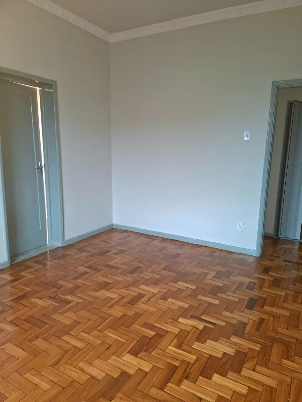 Wood or laminate floors in a 2-bedroom apartment, 120 m² — photo 5