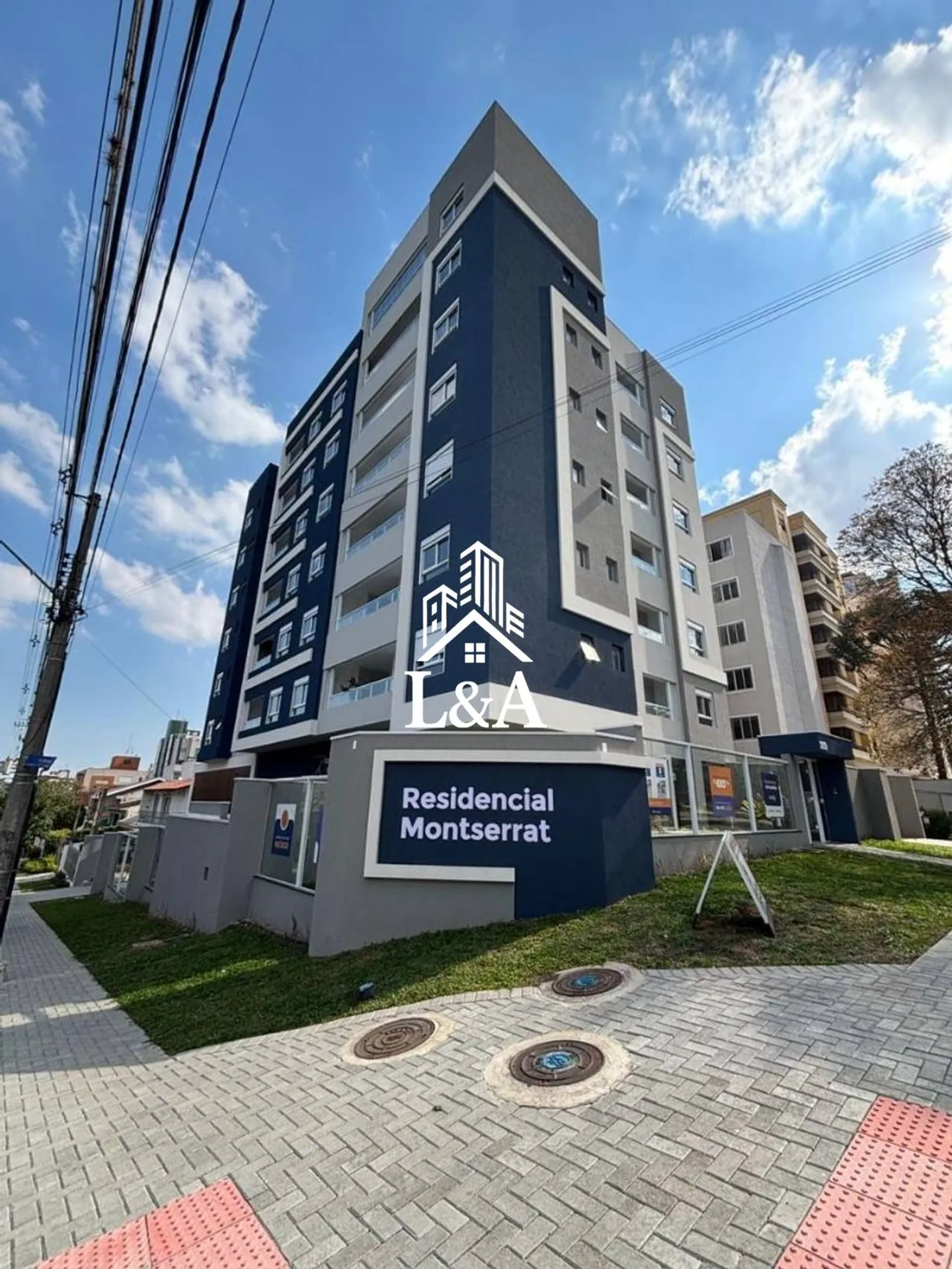 2-bedroom apartment in a building with a coworking space