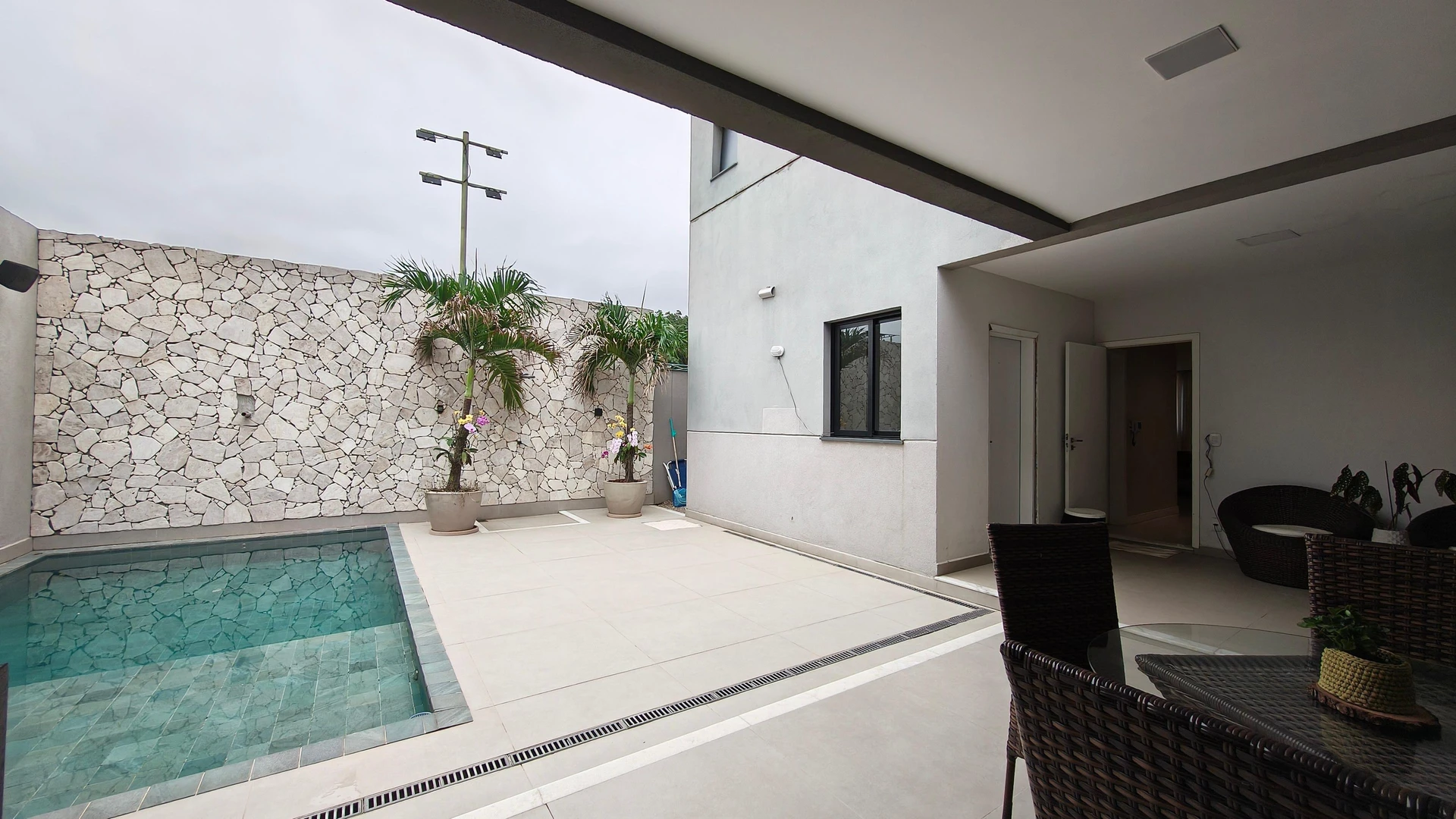 Jacuzzi in a 5-bedroom house, 350 m² — photo 53