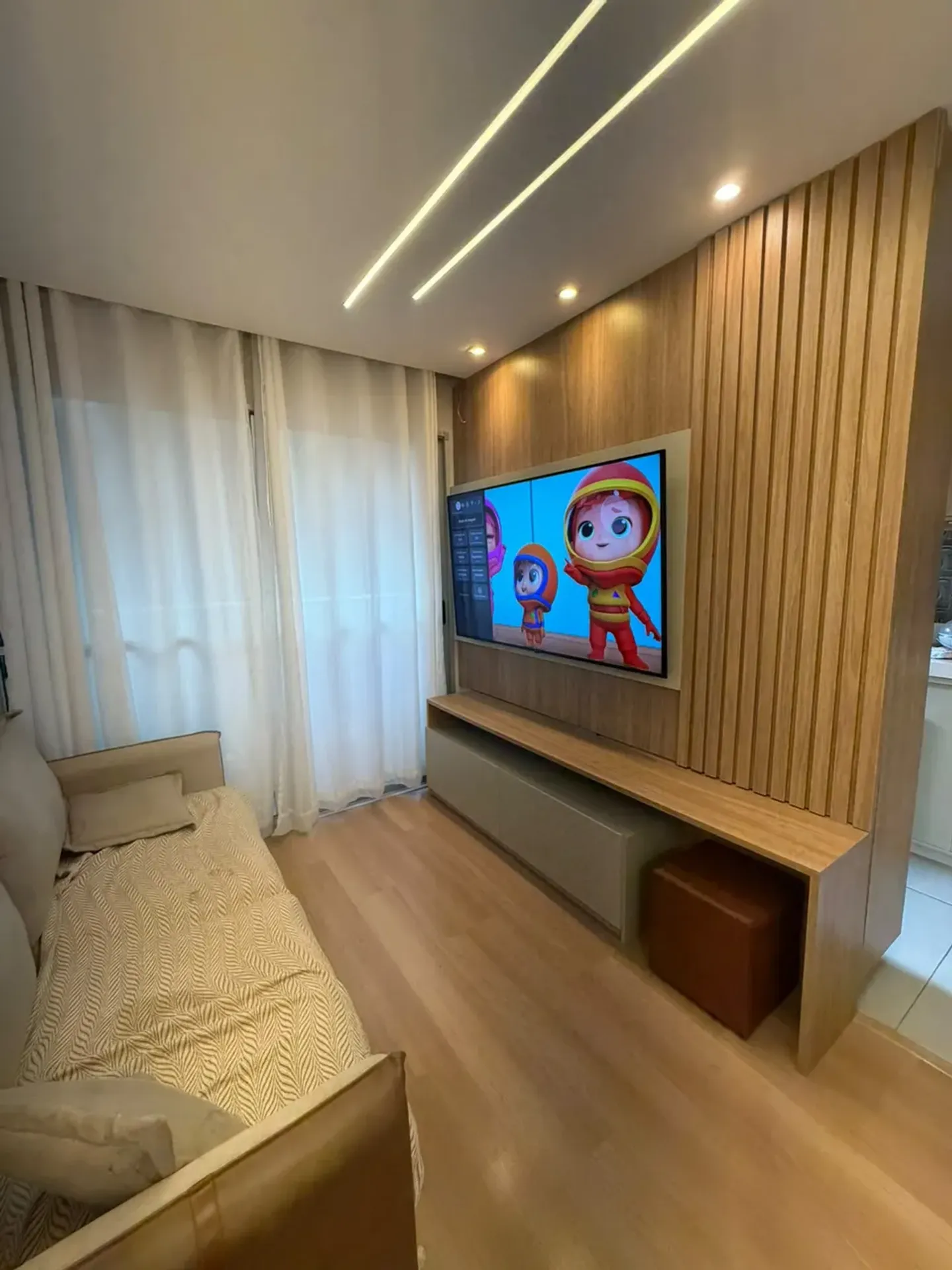 Balcony with a grill in a 2-bedroom apartment, 51 m² — photo 8