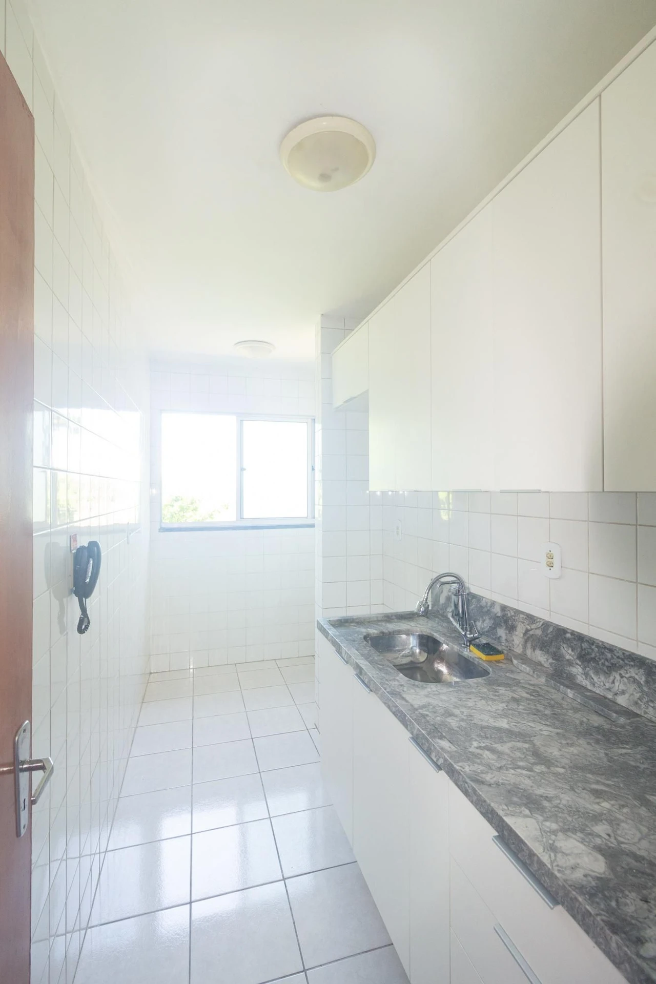 Apartamento para locação sem mobília com 2 quartos e 1 vaga