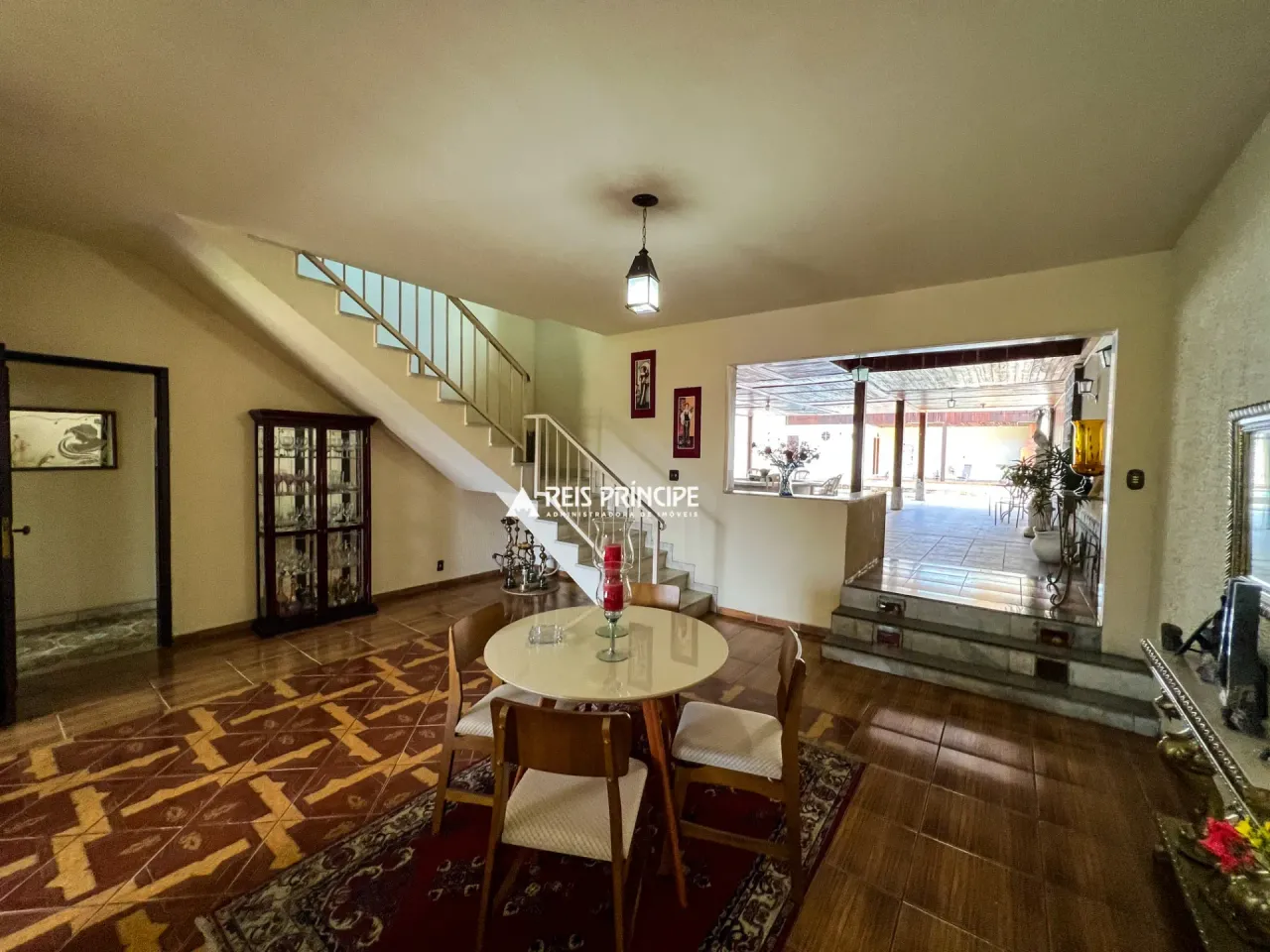 House with 4 bedrooms and a gas stove kitchen — photo 13
