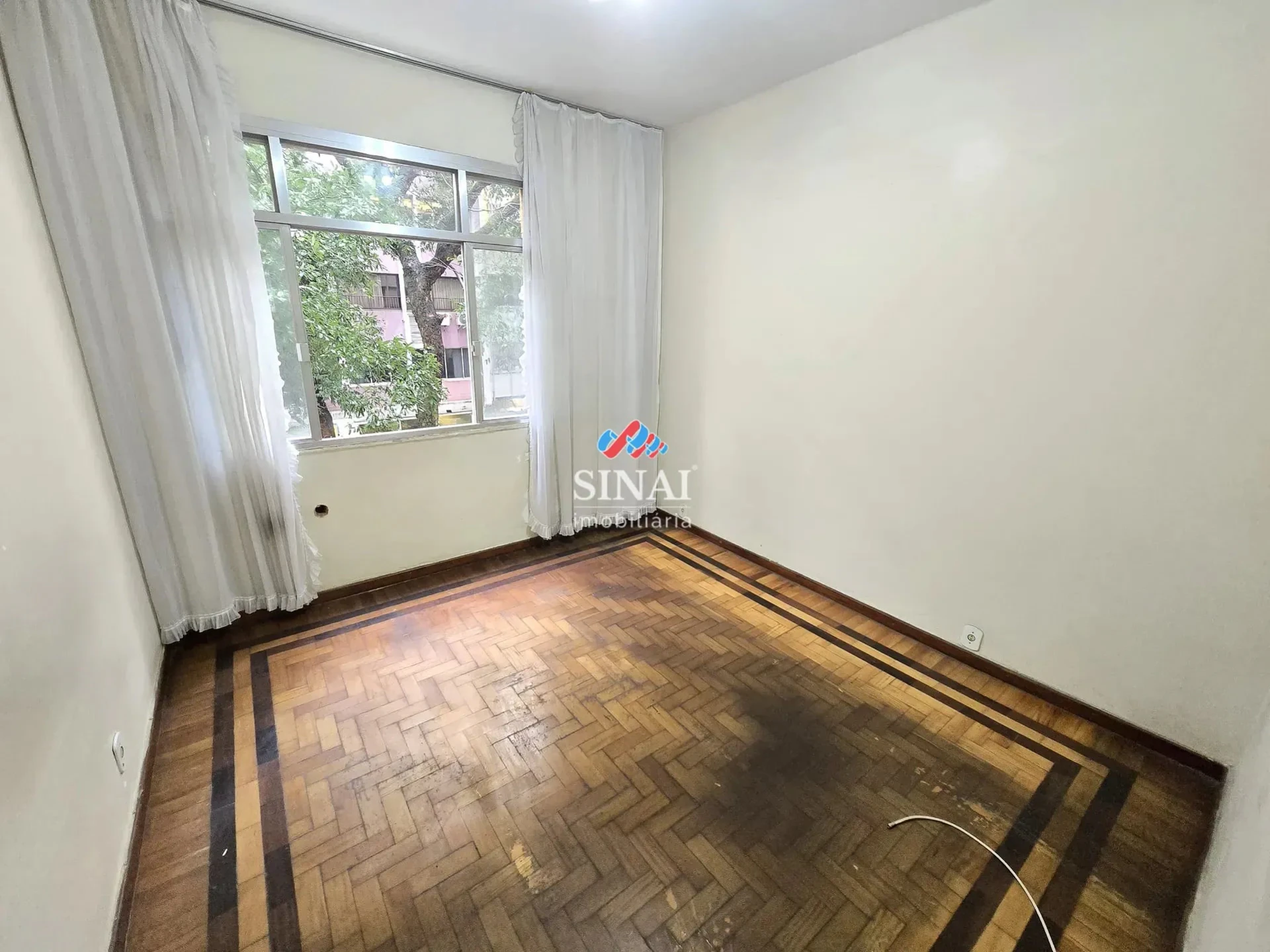2-bedroom apartment with wood or laminate floors — photo 12