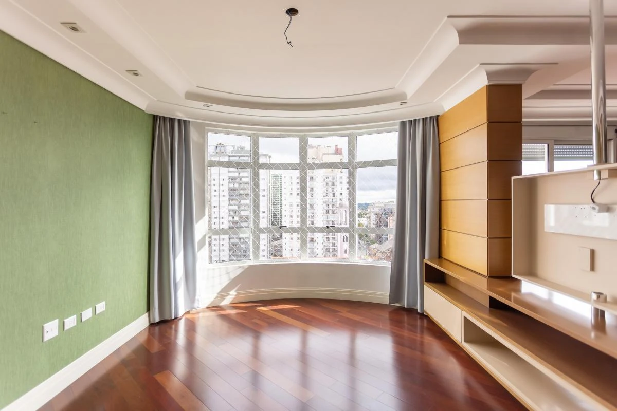 Glass-enclosed balcony in a 3-bedroom apartment, 297 m² — photo 26