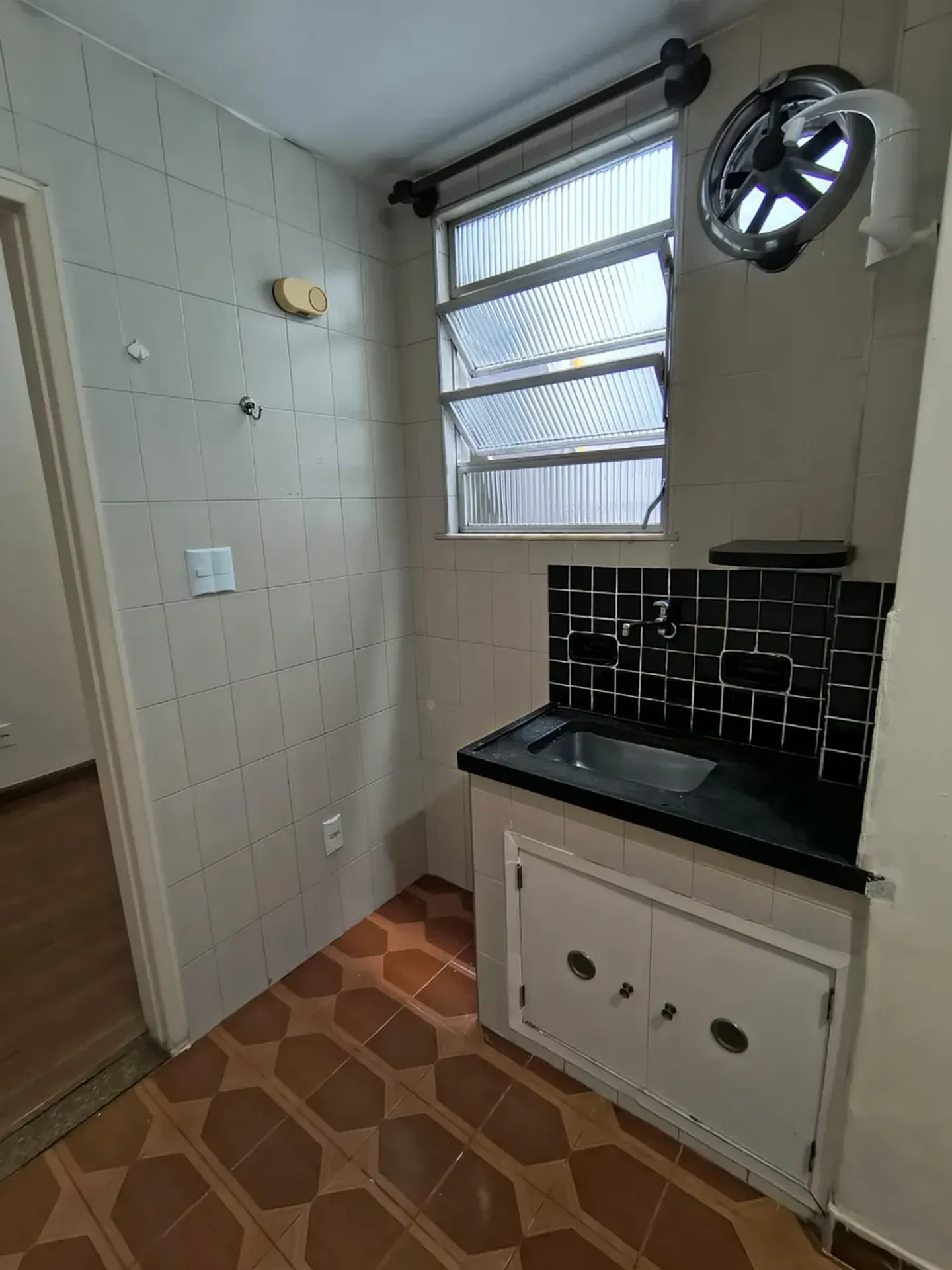 Дерев'яна підлога або ламінат та 1 спальня: квартира 32 м² — photo 9