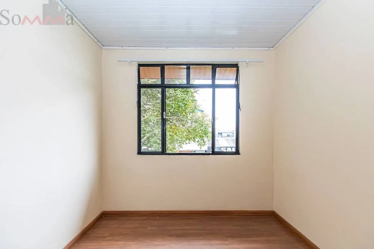 2-bedroom apartment with wood or laminate floors — photo 5