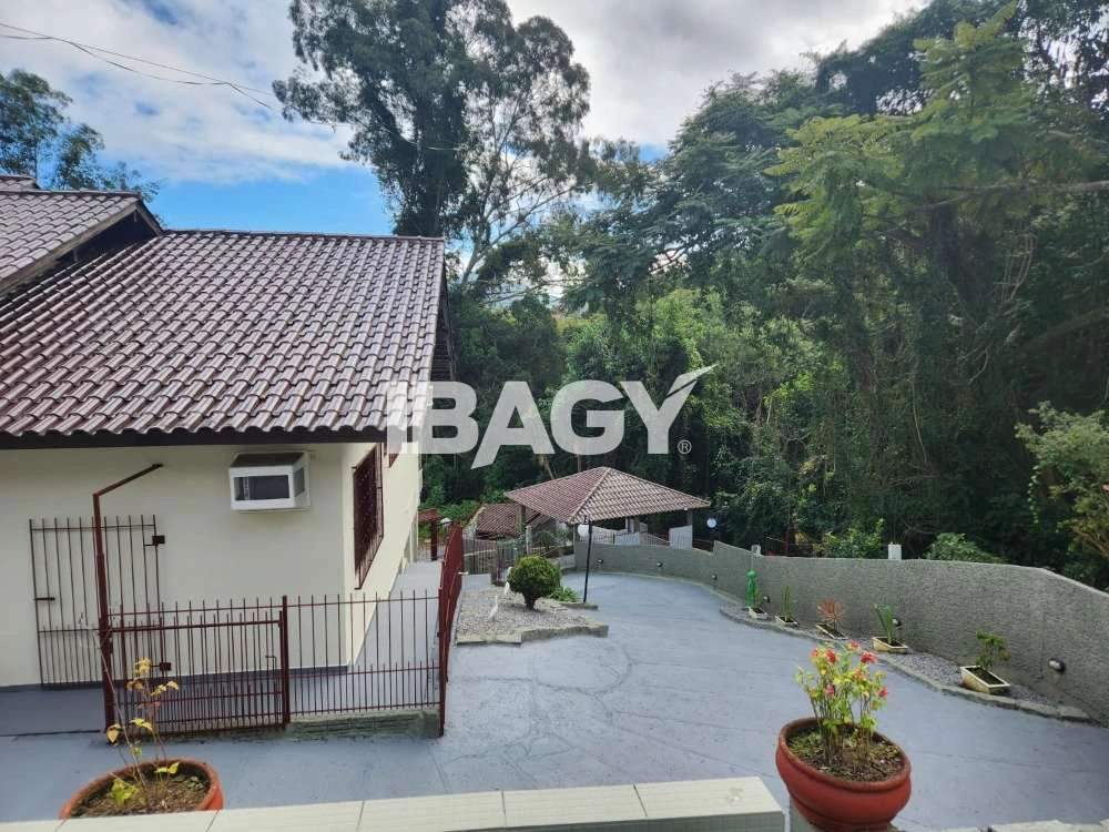House with 4 bedrooms and 3 bathrooms, 446 m² — photo 3