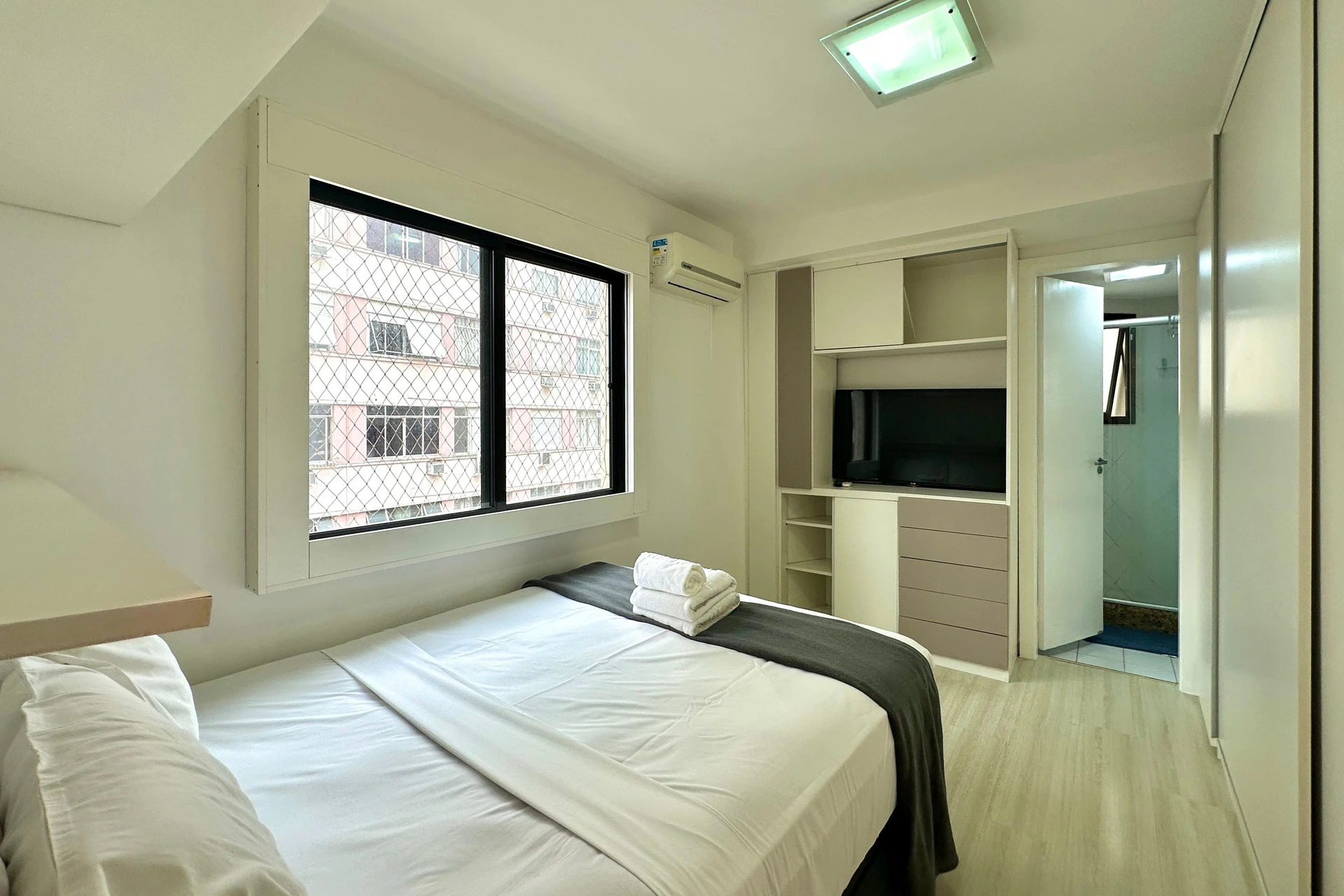 Furnished apartment with an open kitchen and 2 en-suite bedrooms — photo 3