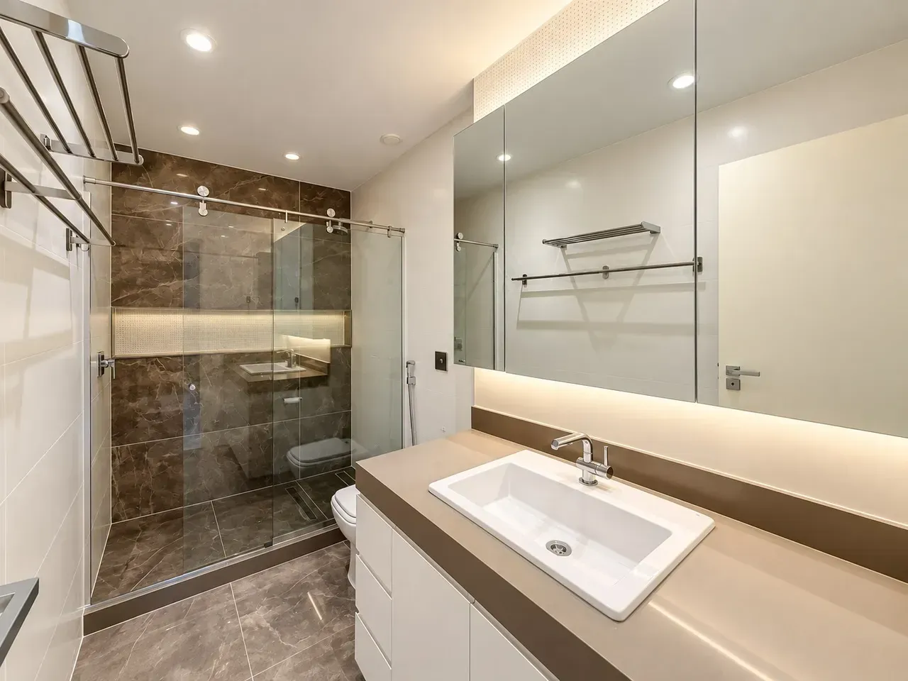 3-bedroom apartment with a walk-in closet — photo 20