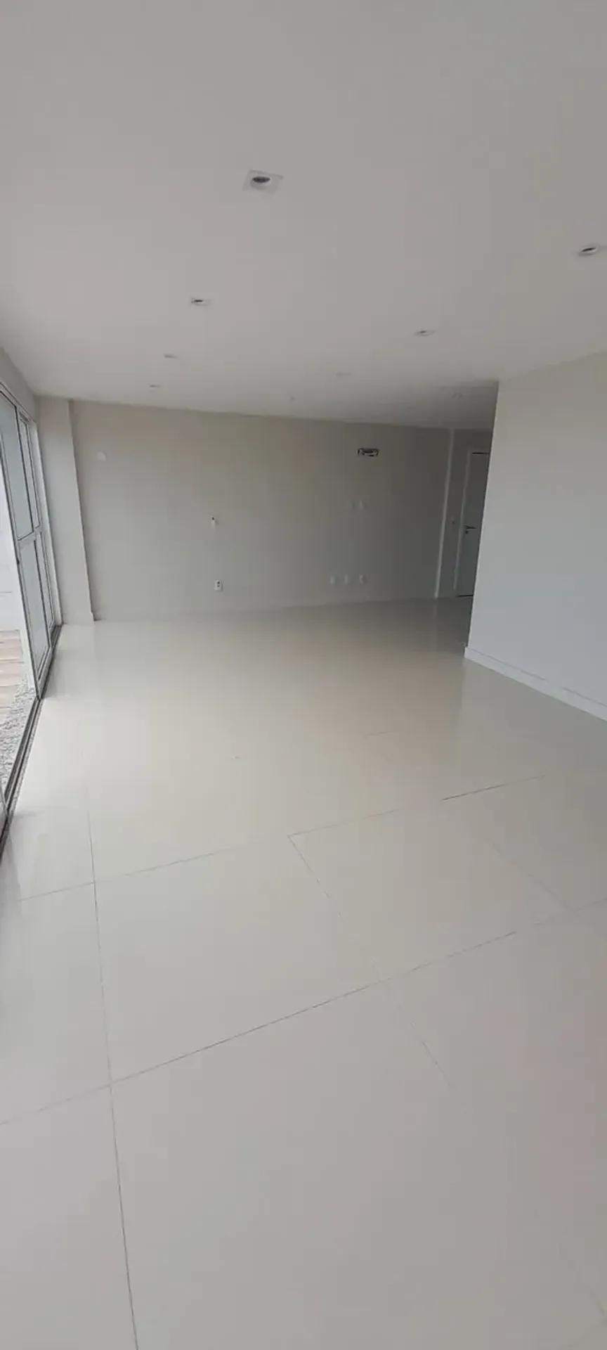 4-bedroom apartment with floor-to-ceiling windows