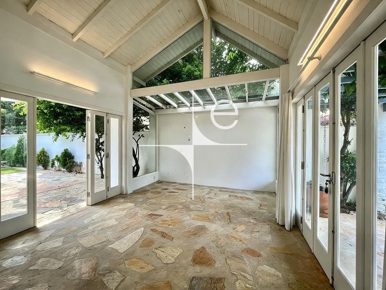 Water view in a 3-bedroom house, 220 m² — photo 10