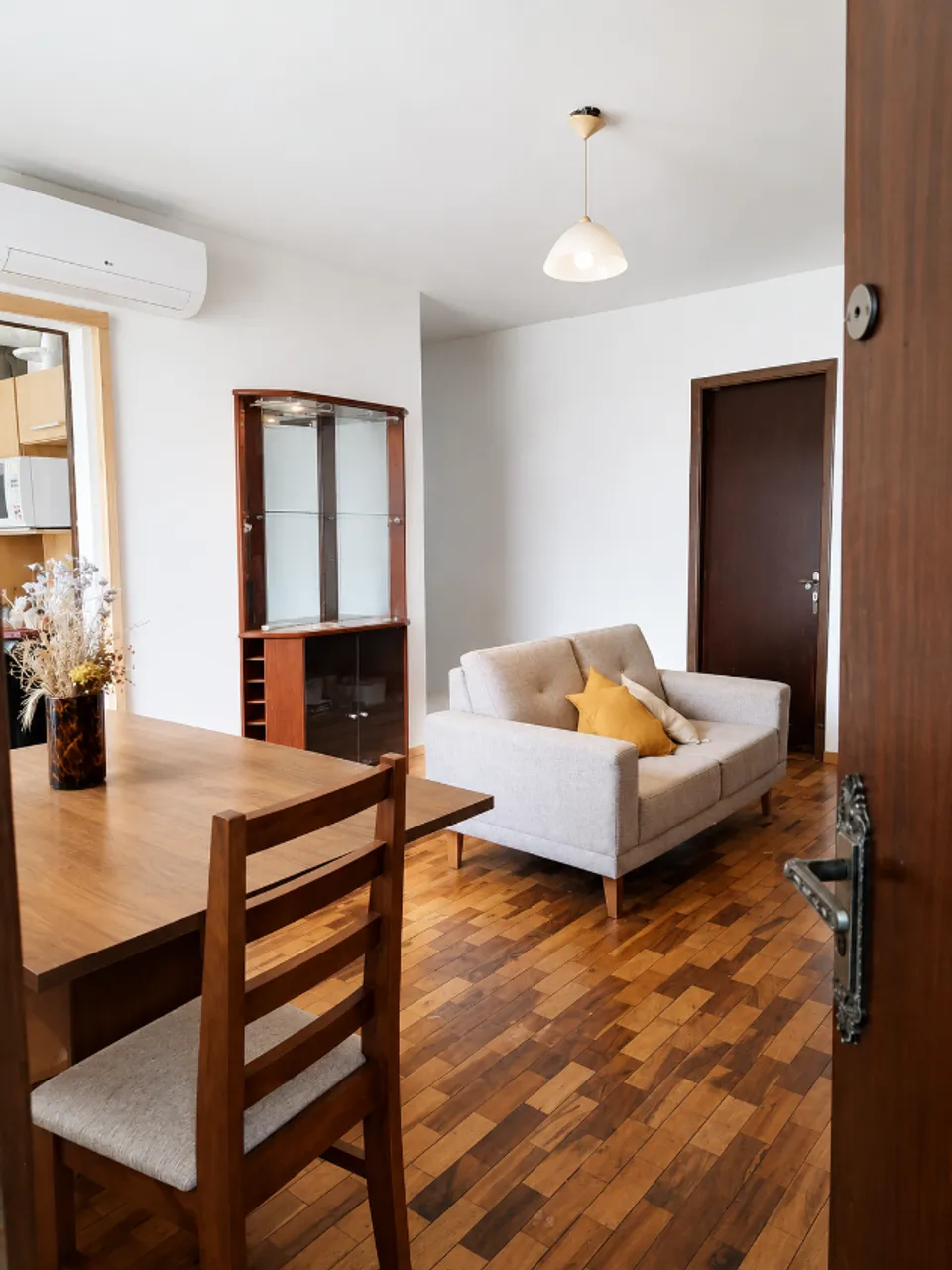 3-bedroom apartment with a closed kitchen and gas stove — photo 4