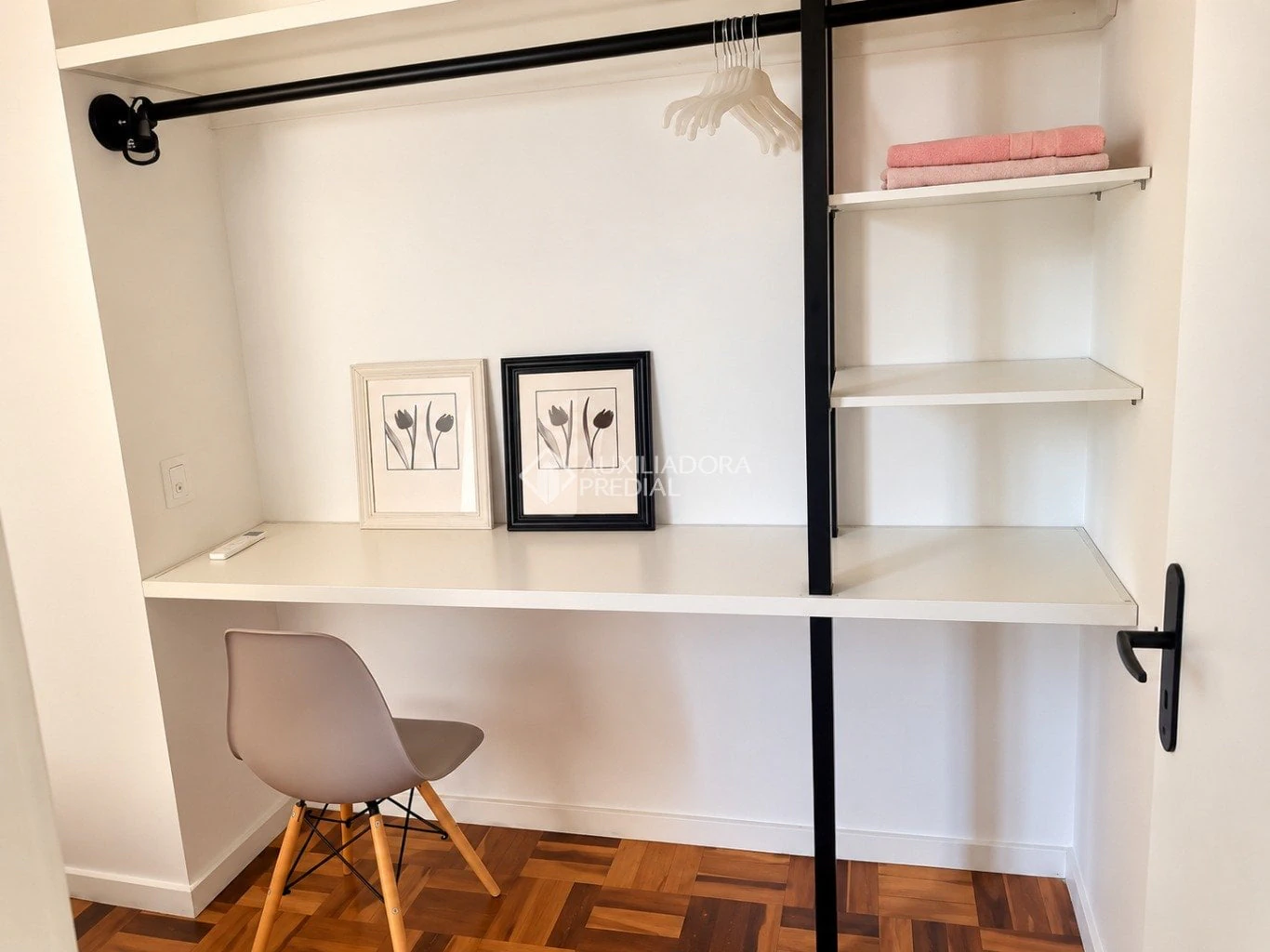 57 m² apartment with a home office and a walk-in closet — photo 13