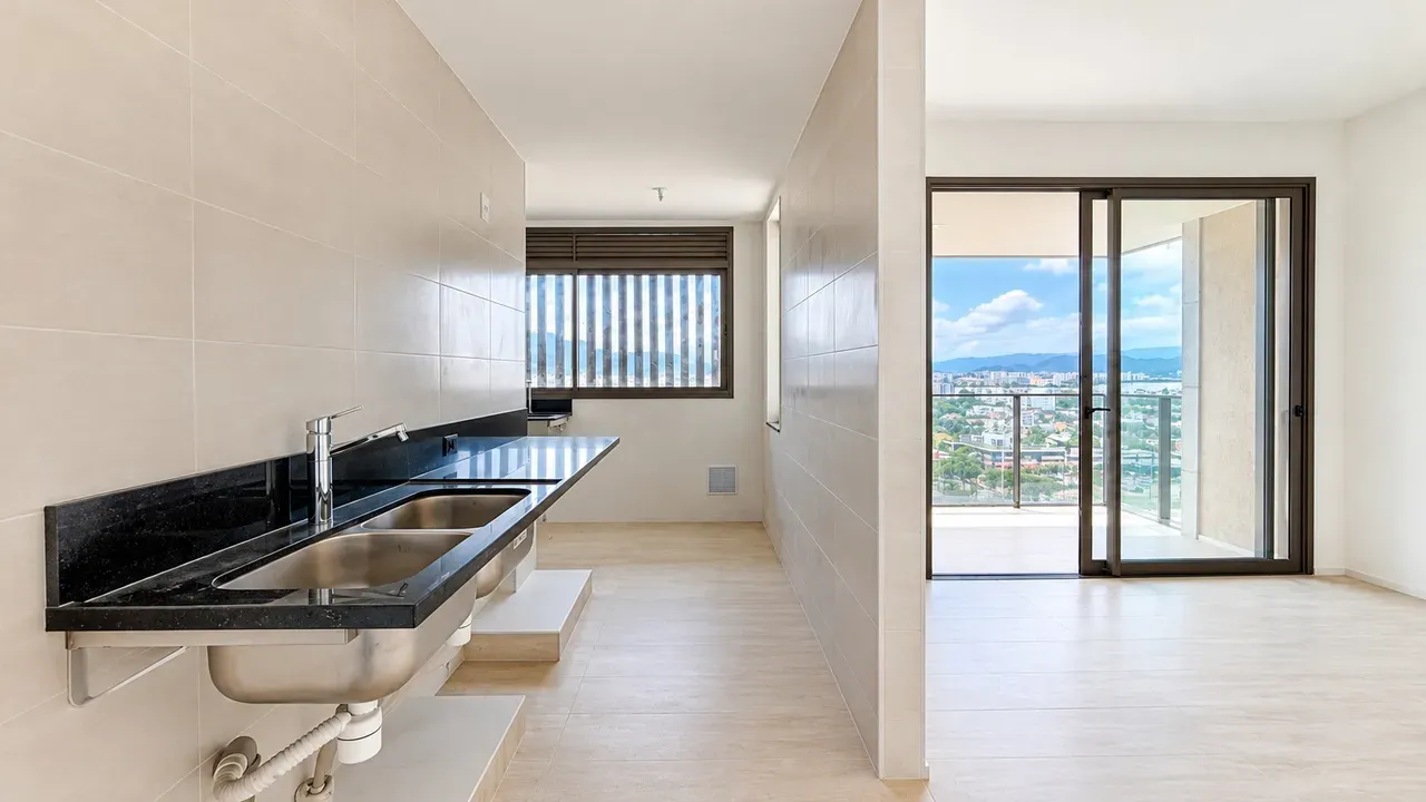 Glass-enclosed balcony in a 3-bedroom apartment, 115 m² — photo 19