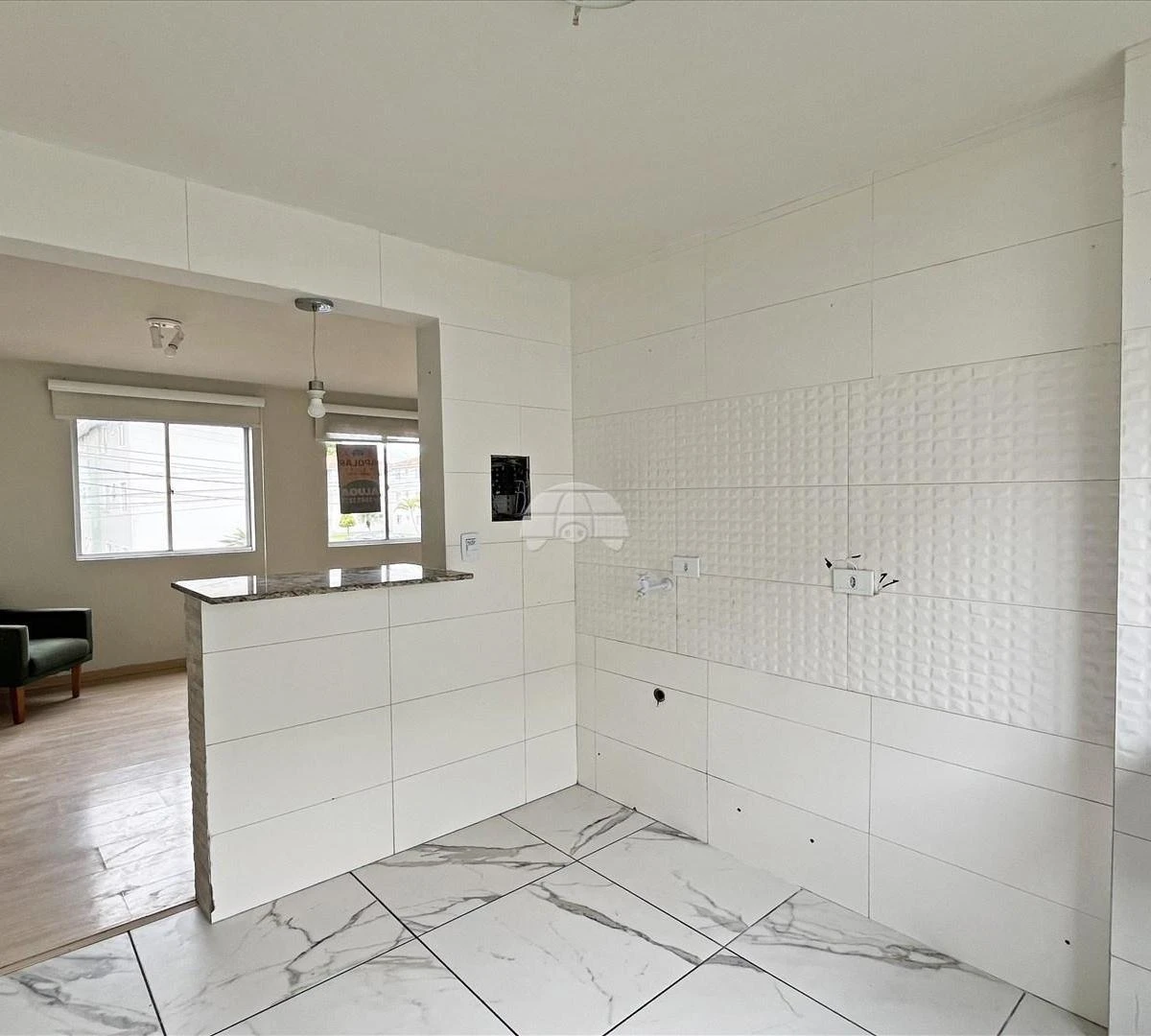 3-bedroom apartment with wood or laminate floors — photo 6