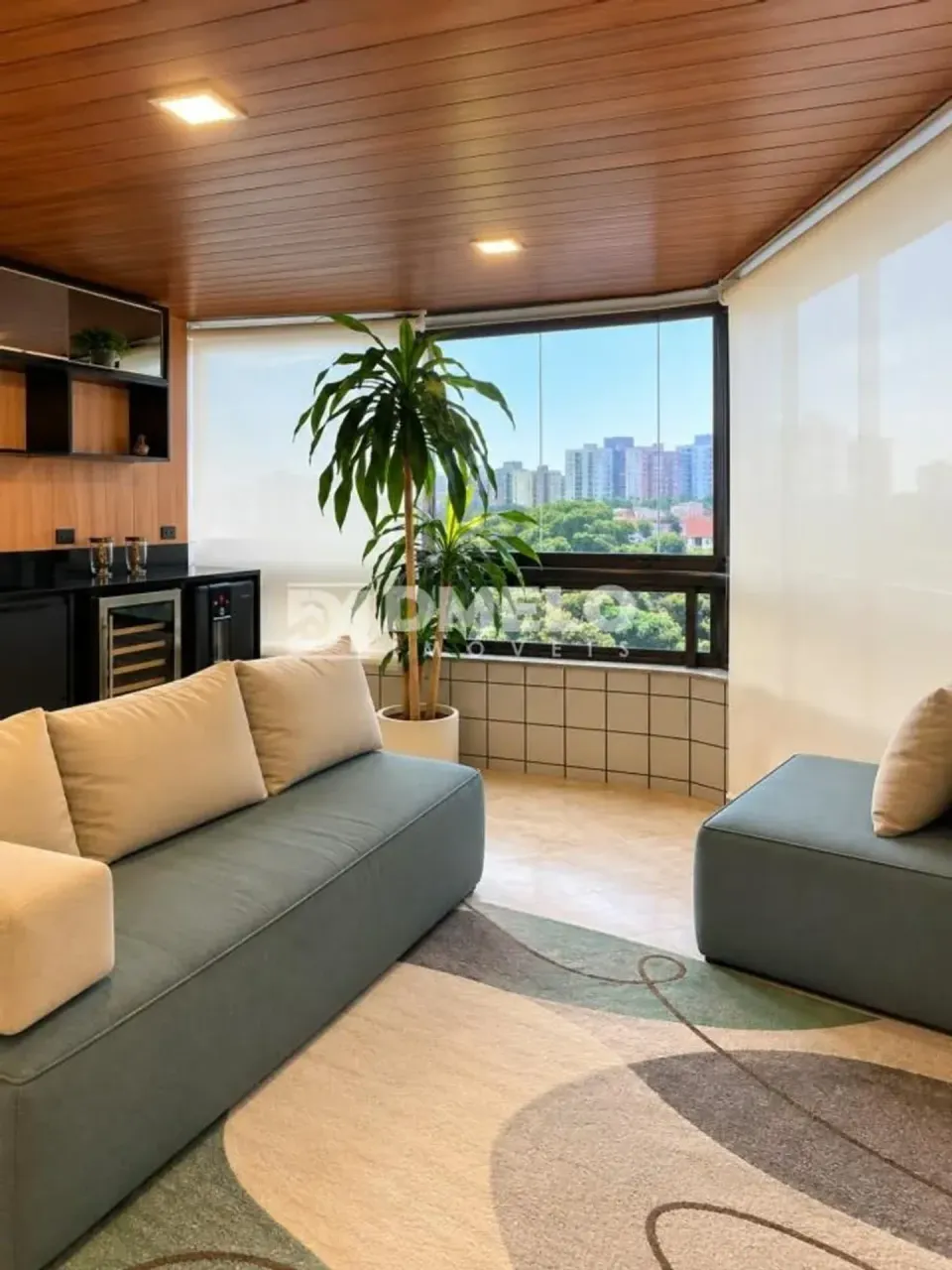Apartamento mobiliado, 220 m², com janelas do piso ao teto