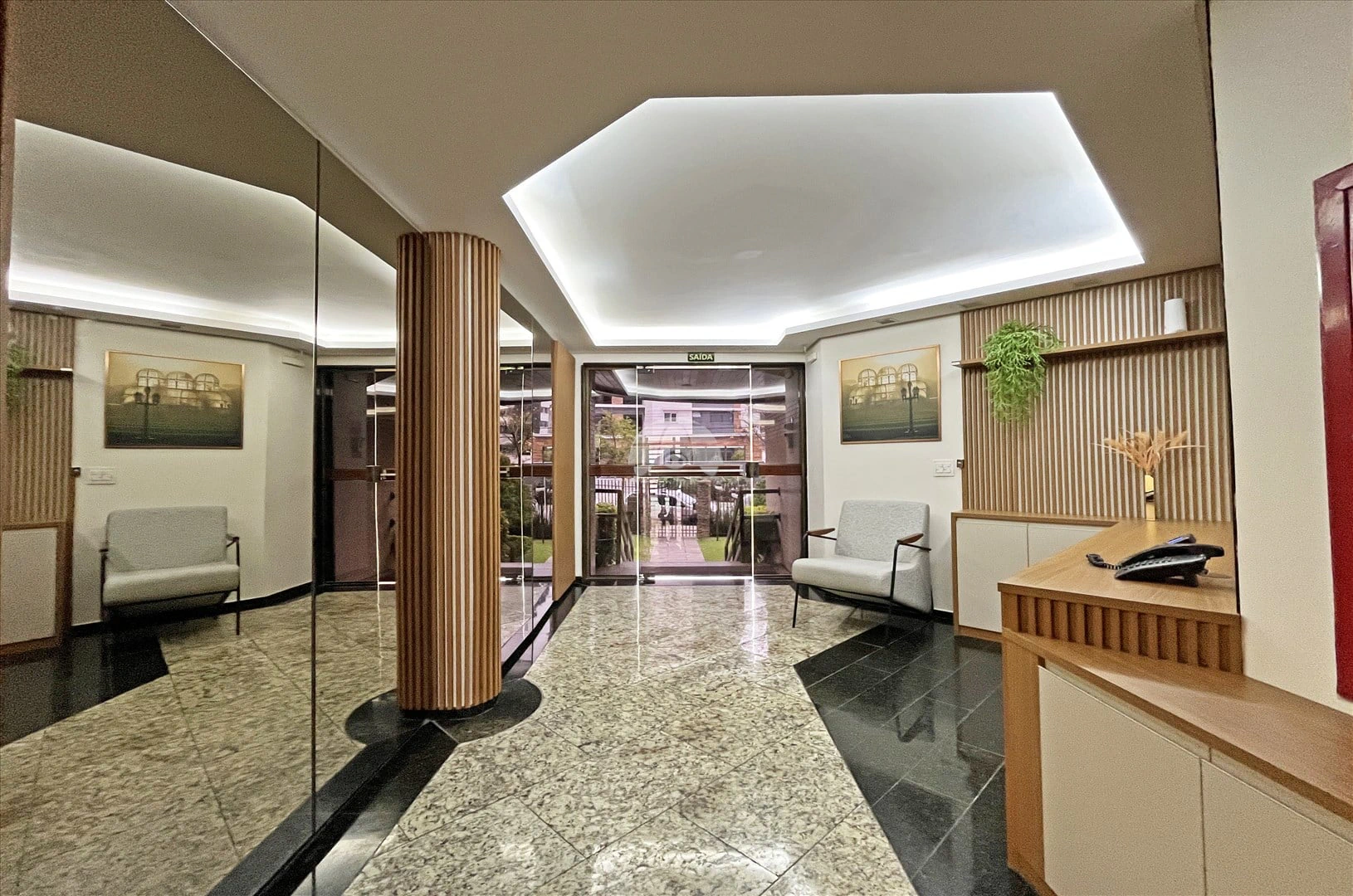 Apartment, 108 m², with wood or laminate floors — photo 4
