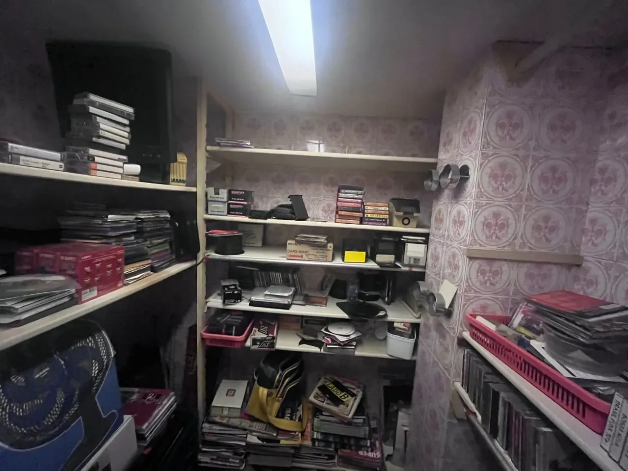 Apartment with a closed-off kitchen and room to work — photo 25