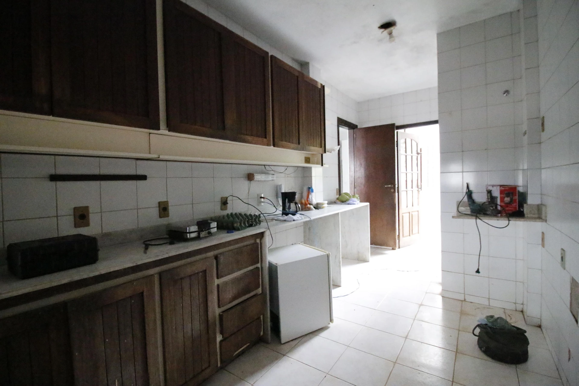 500 m² house with floor-to-ceiling windows and a bathtub — photo 57