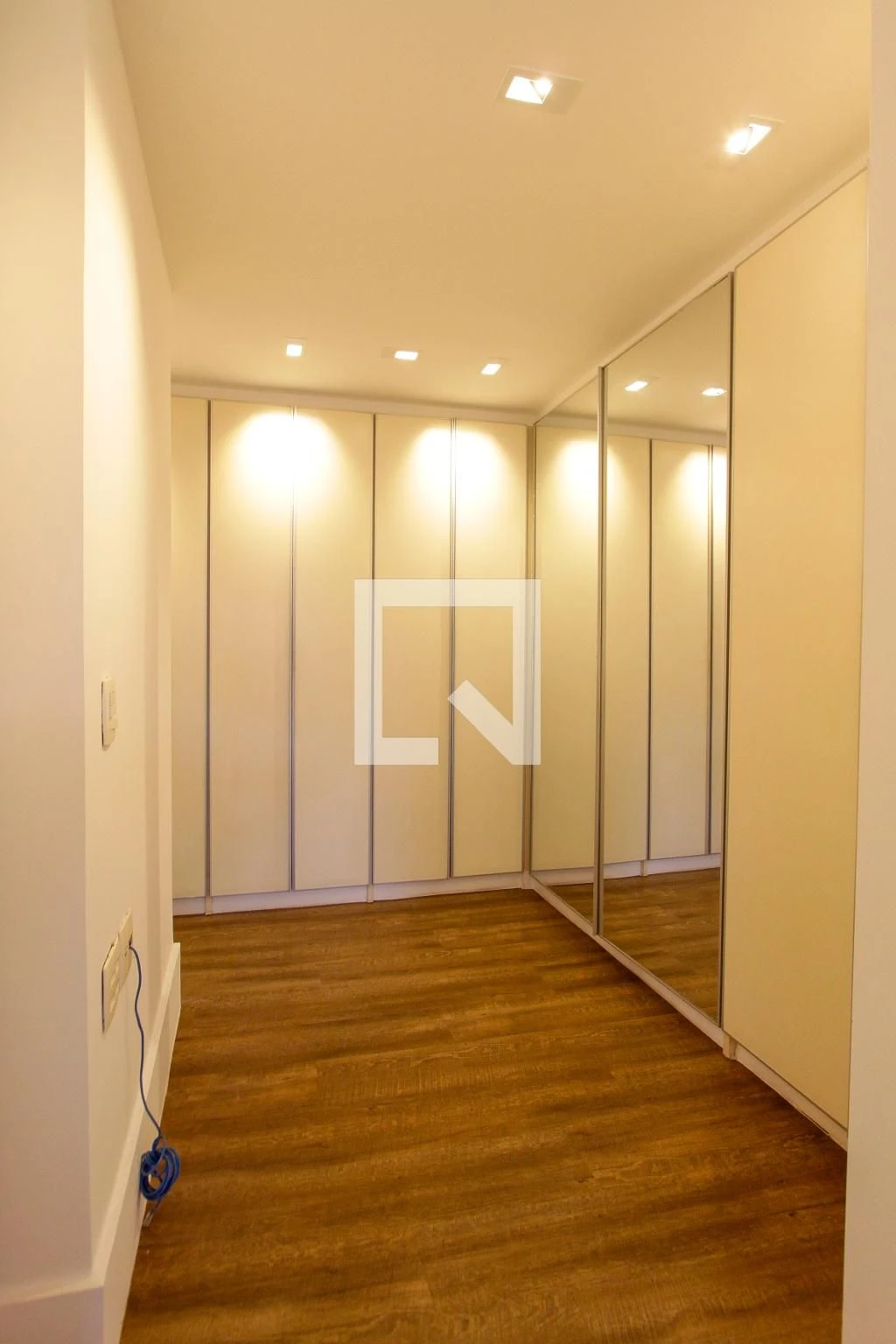 Walk-in closet in a 3-bedroom apartment, 200 m² — photo 18